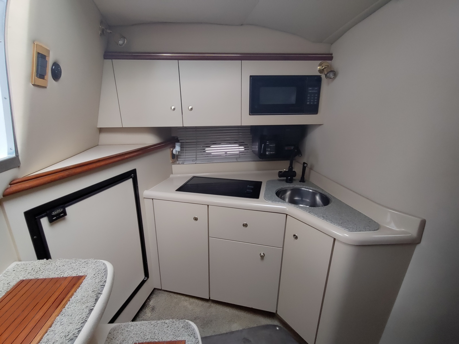 2002 Cruisers Yachts 3372 Express