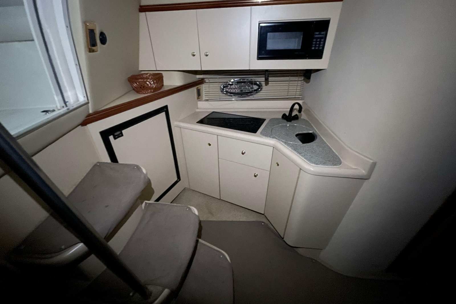 2002 Cruisers Yachts 3372 Express