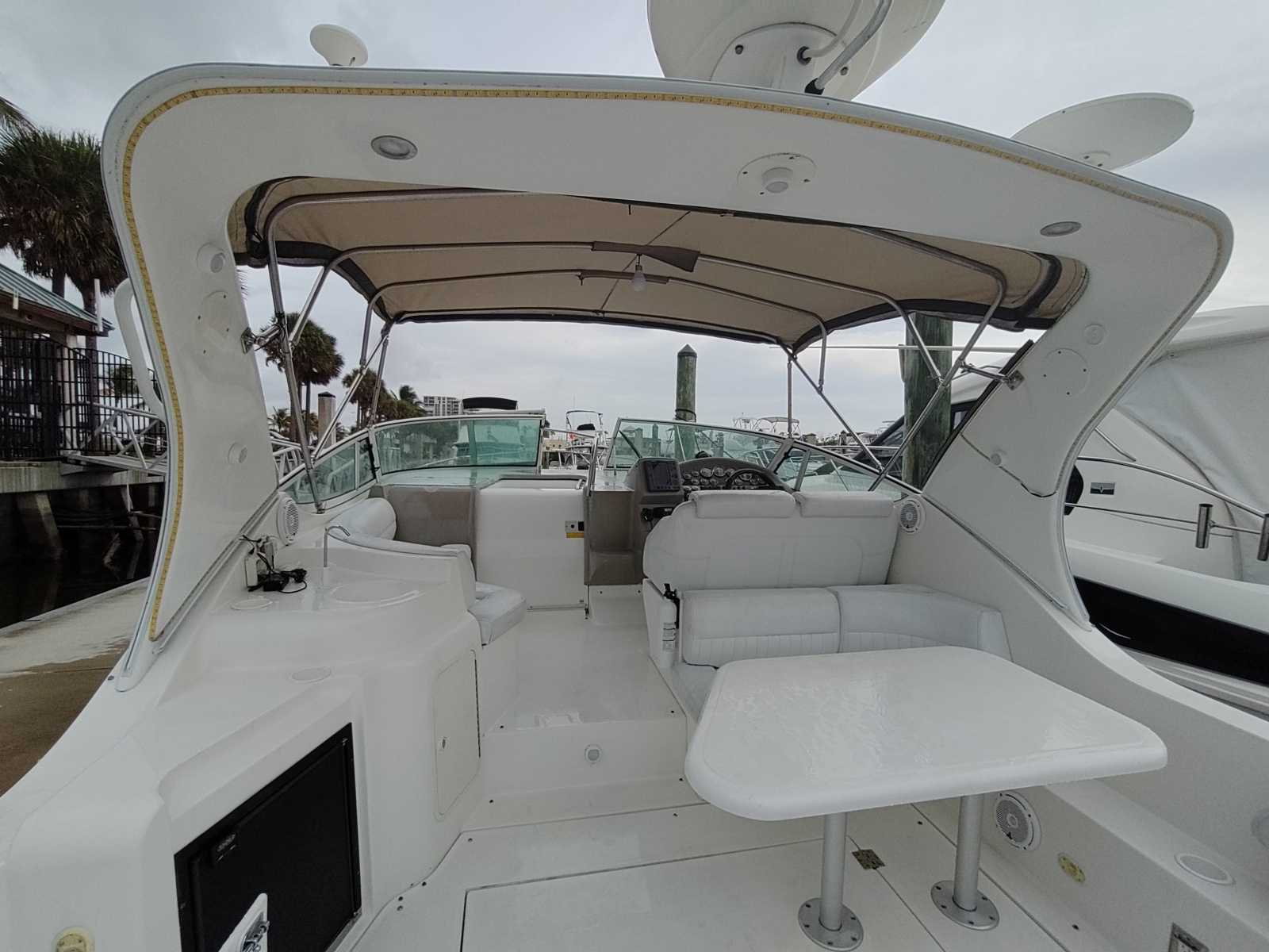 2002 Cruisers Yachts 3372 Express