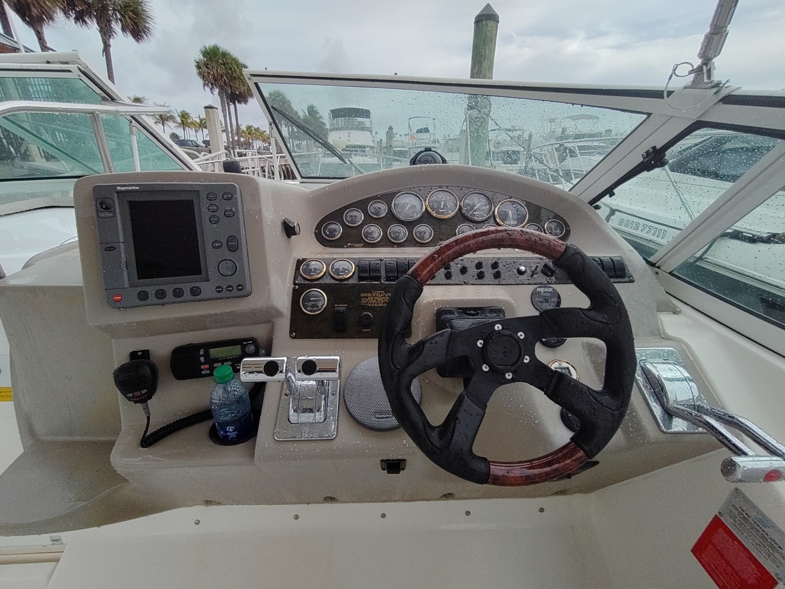2002 Cruisers Yachts 3372 Express