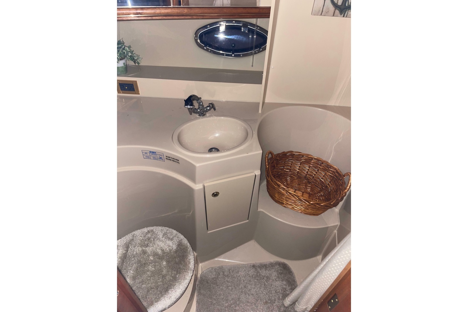 2002 Cruisers Yachts 3372 Express