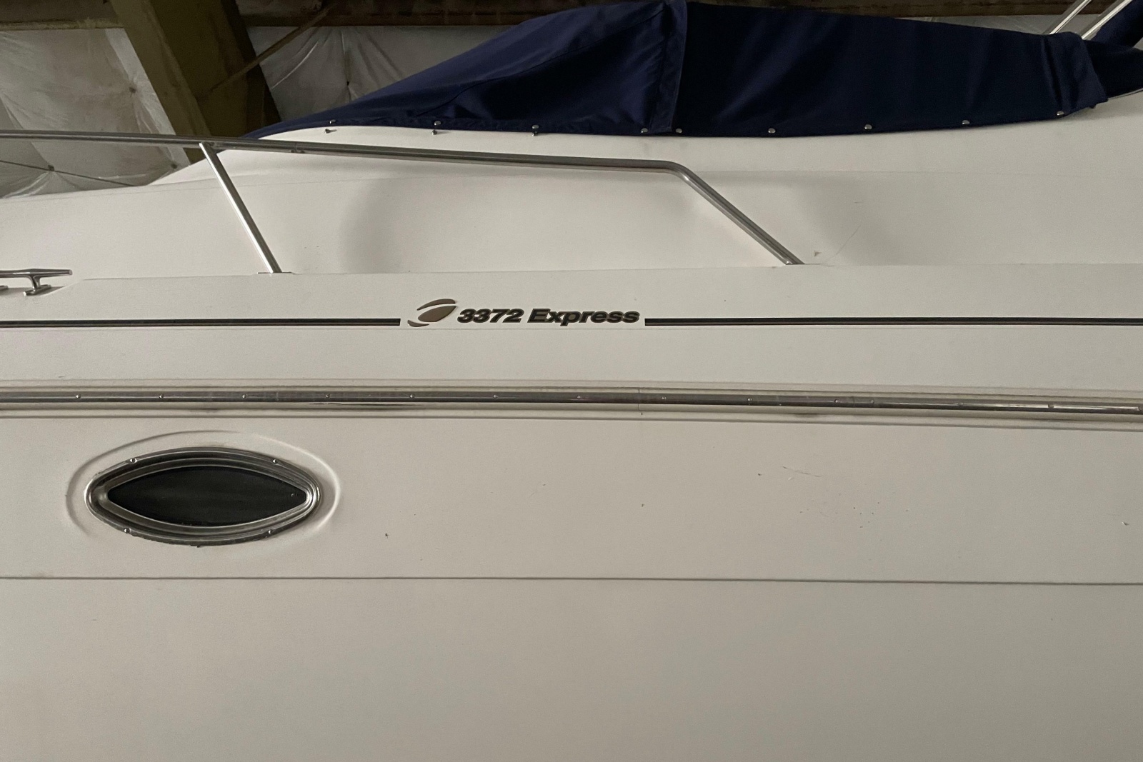 2002 Cruisers Yachts 3372 Express