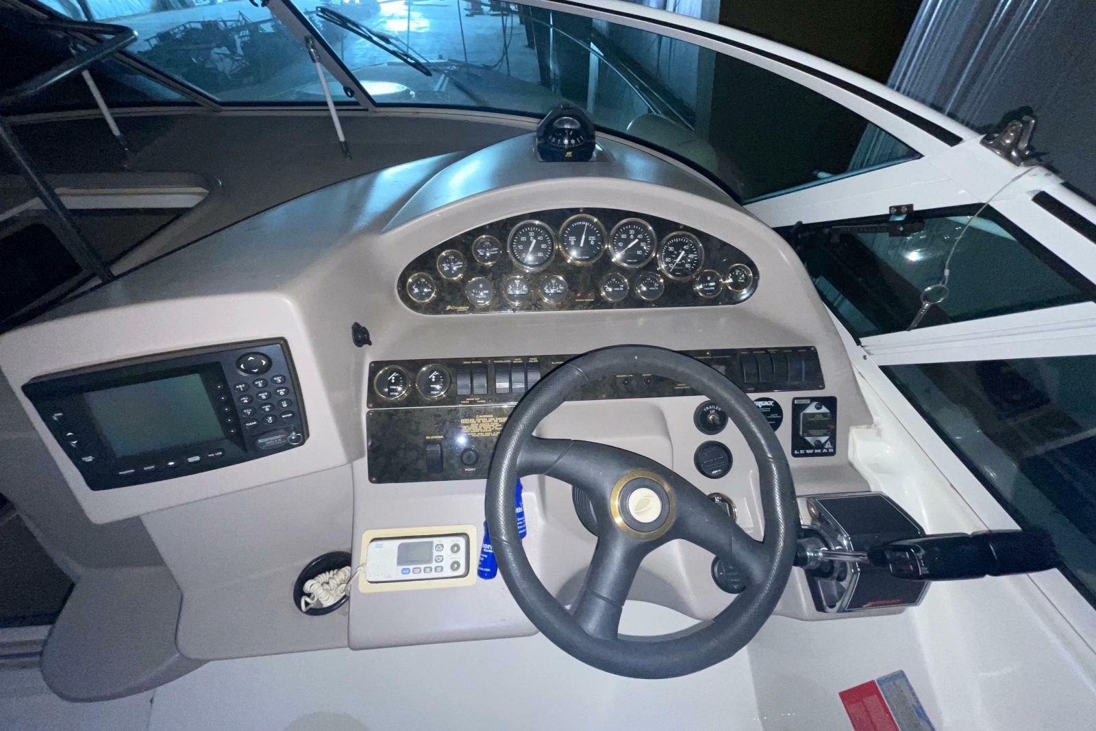 2002 Cruisers Yachts 3372 Express