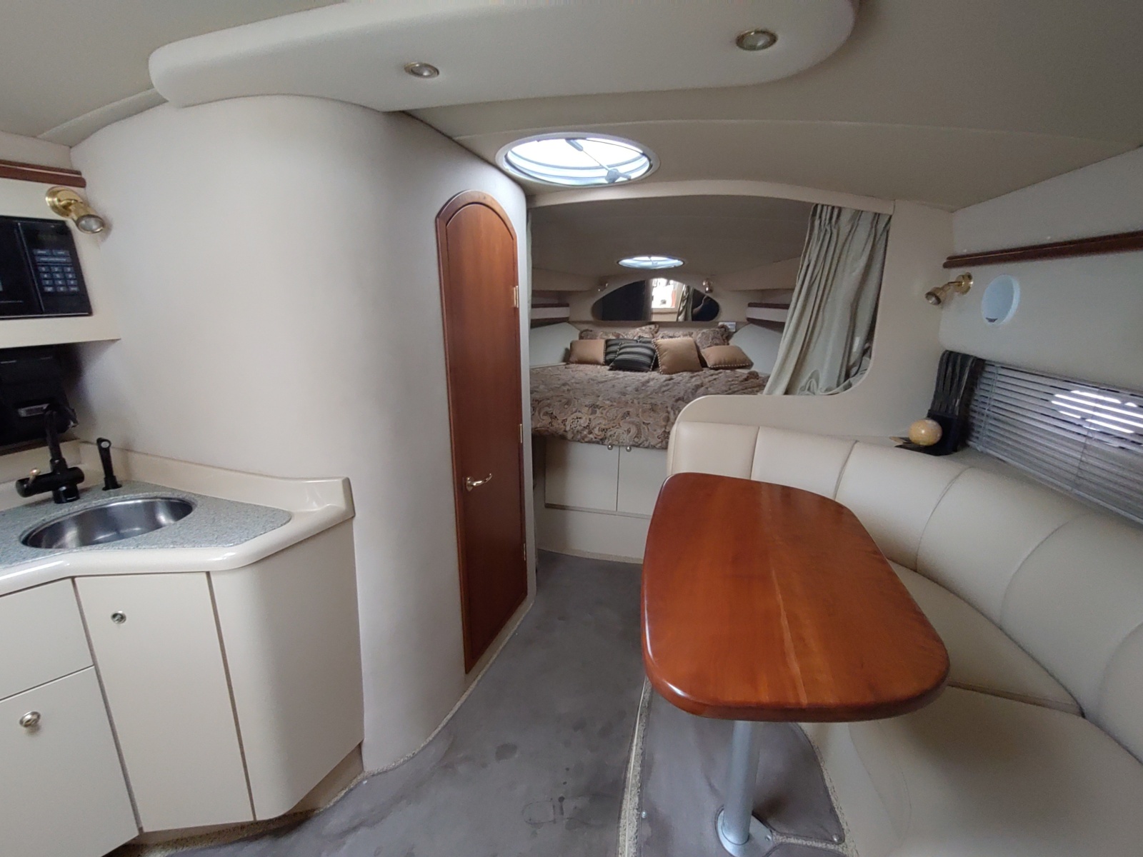 2002 Cruisers Yachts 3372 Express