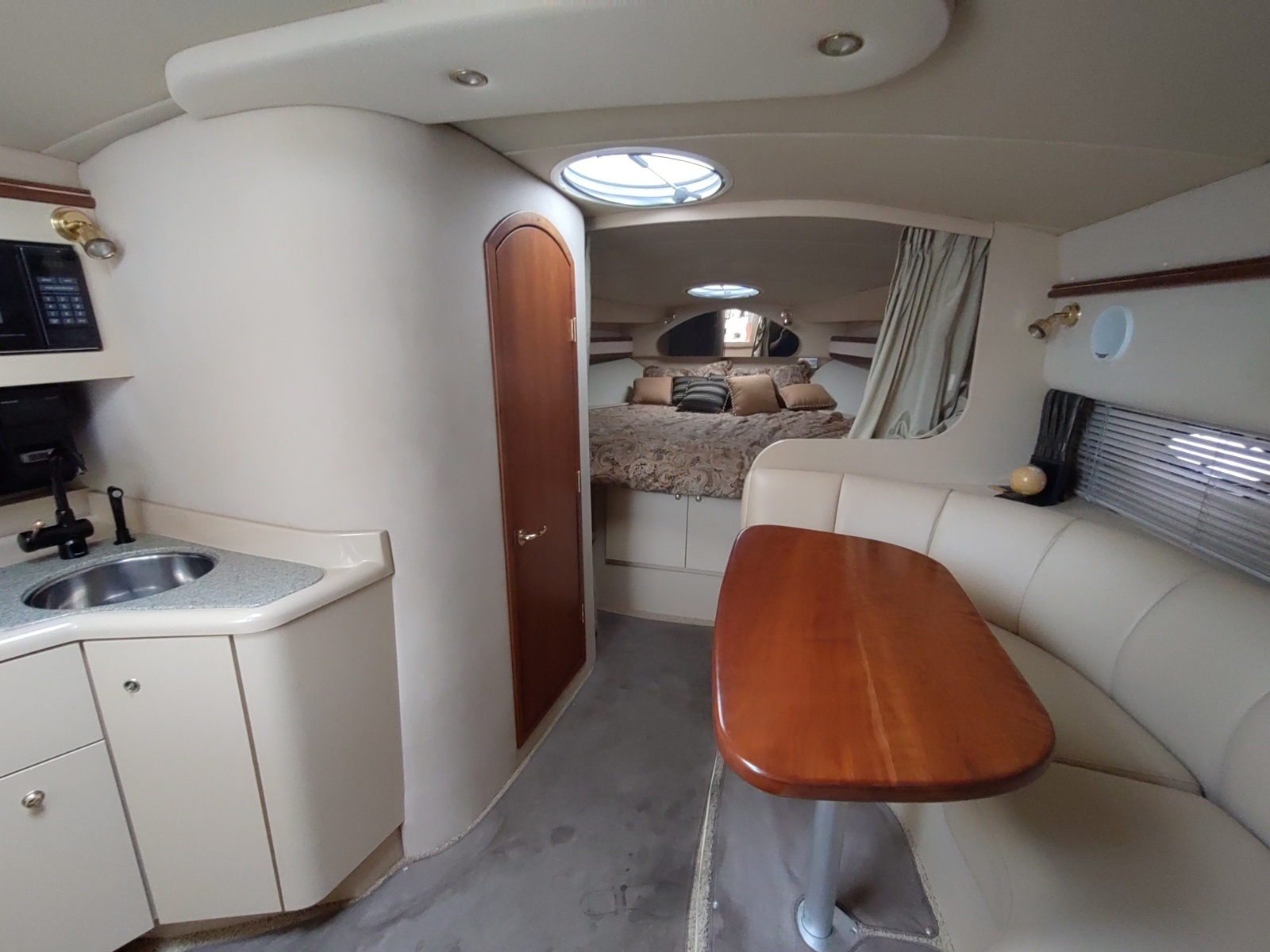2002 Cruisers Yachts 3372 Express