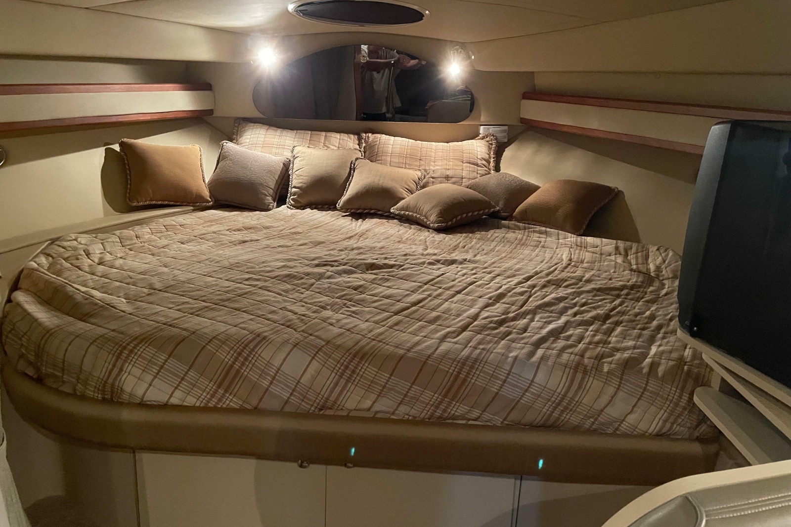 2002 Cruisers Yachts 3372 Express