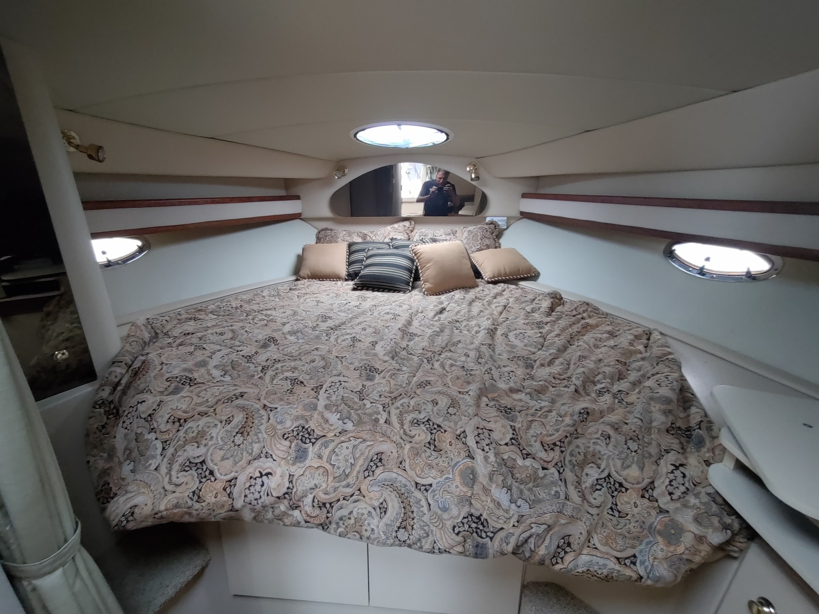 2002 Cruisers Yachts 3372 Express