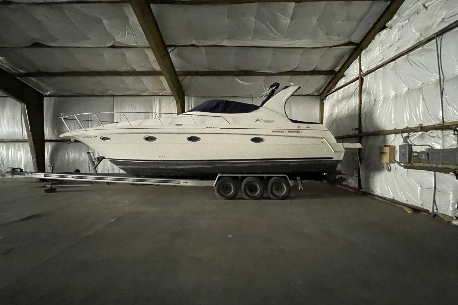 2002 Cruisers Yachts 3372 Express