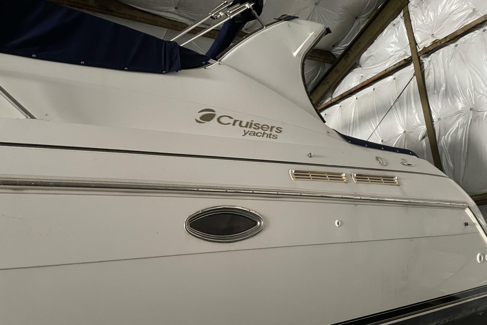 2002 Cruisers Yachts 3372 Express