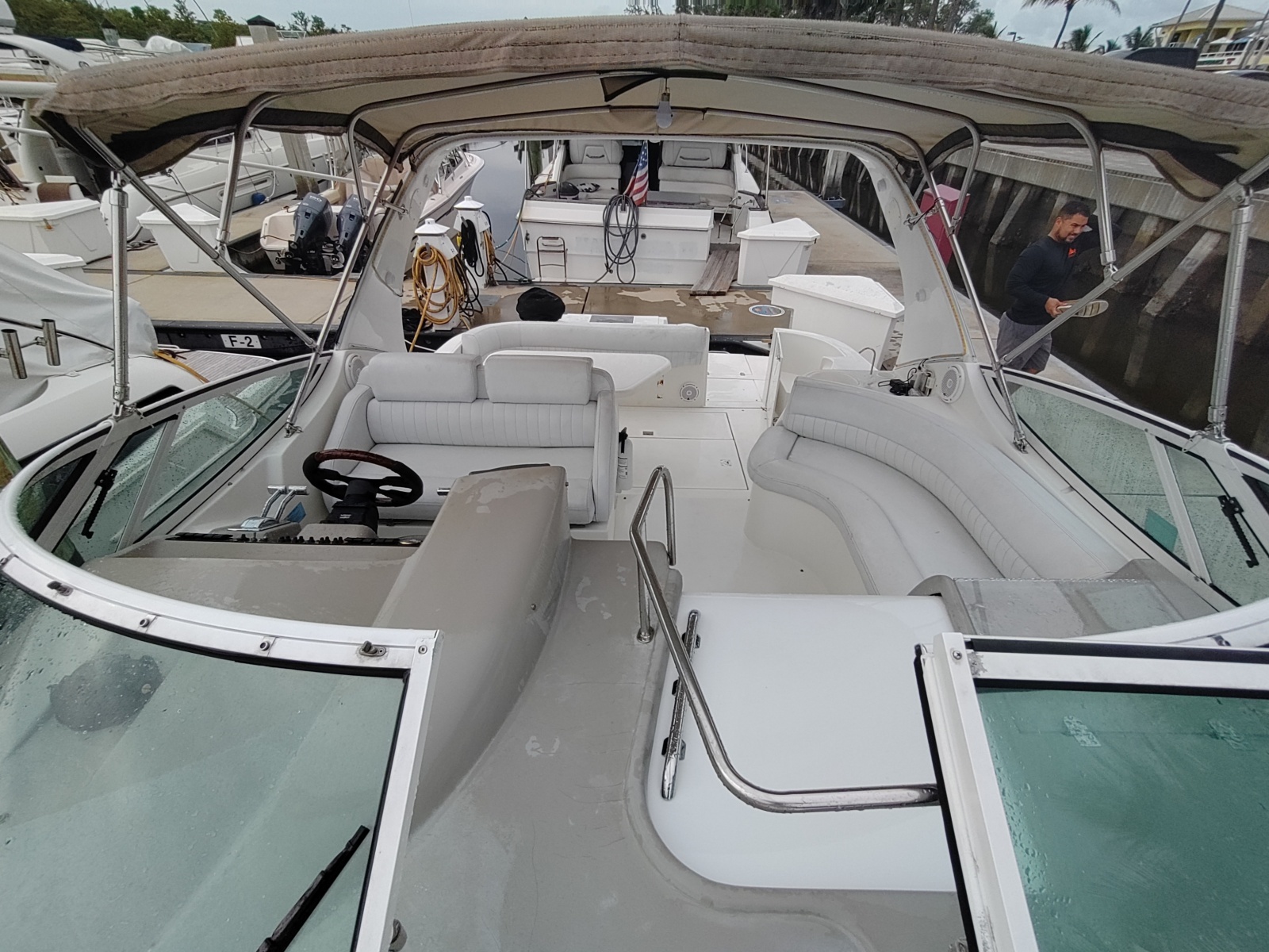 2002 Cruisers Yachts 3372 Express