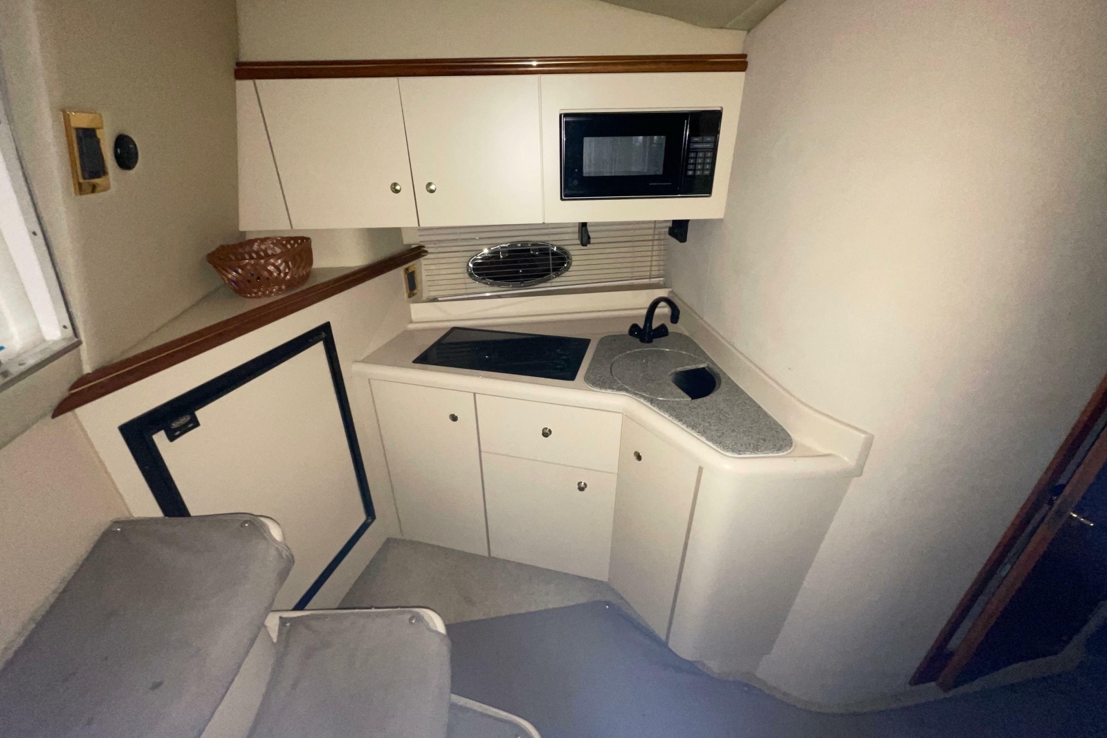 2002 Cruisers Yachts 3372 Express
