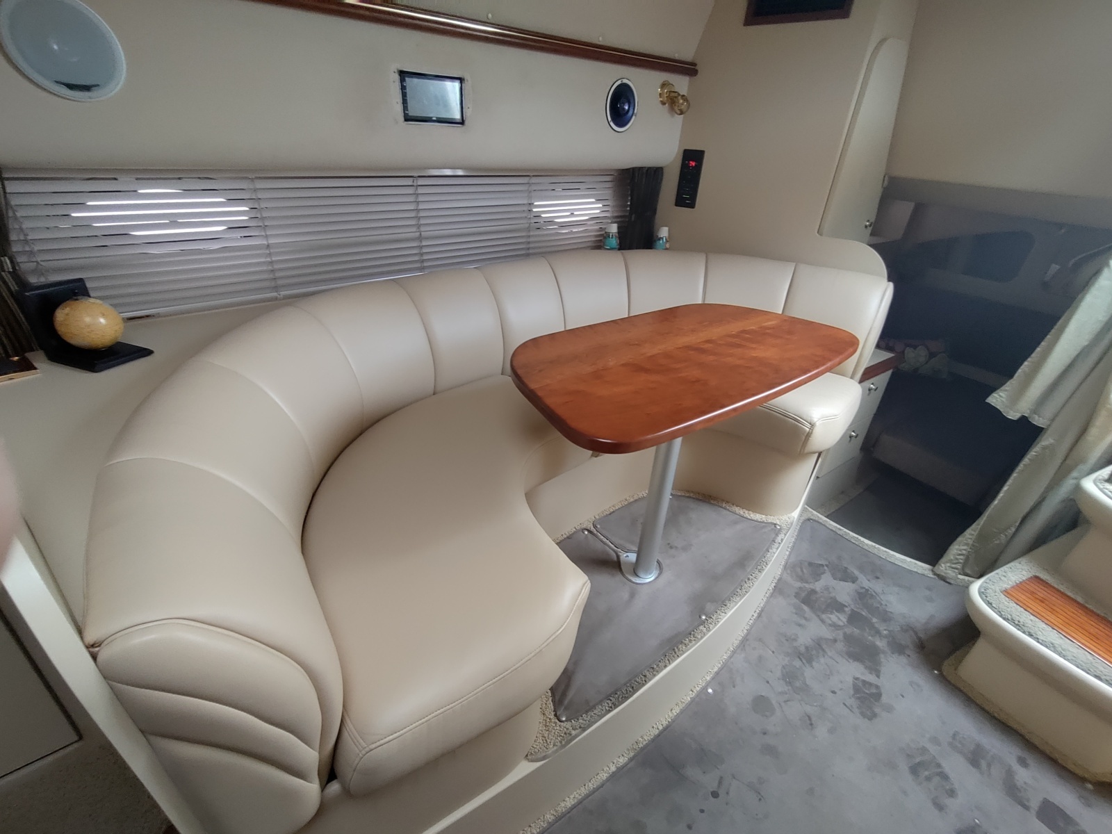 2002 Cruisers Yachts 3372 Express