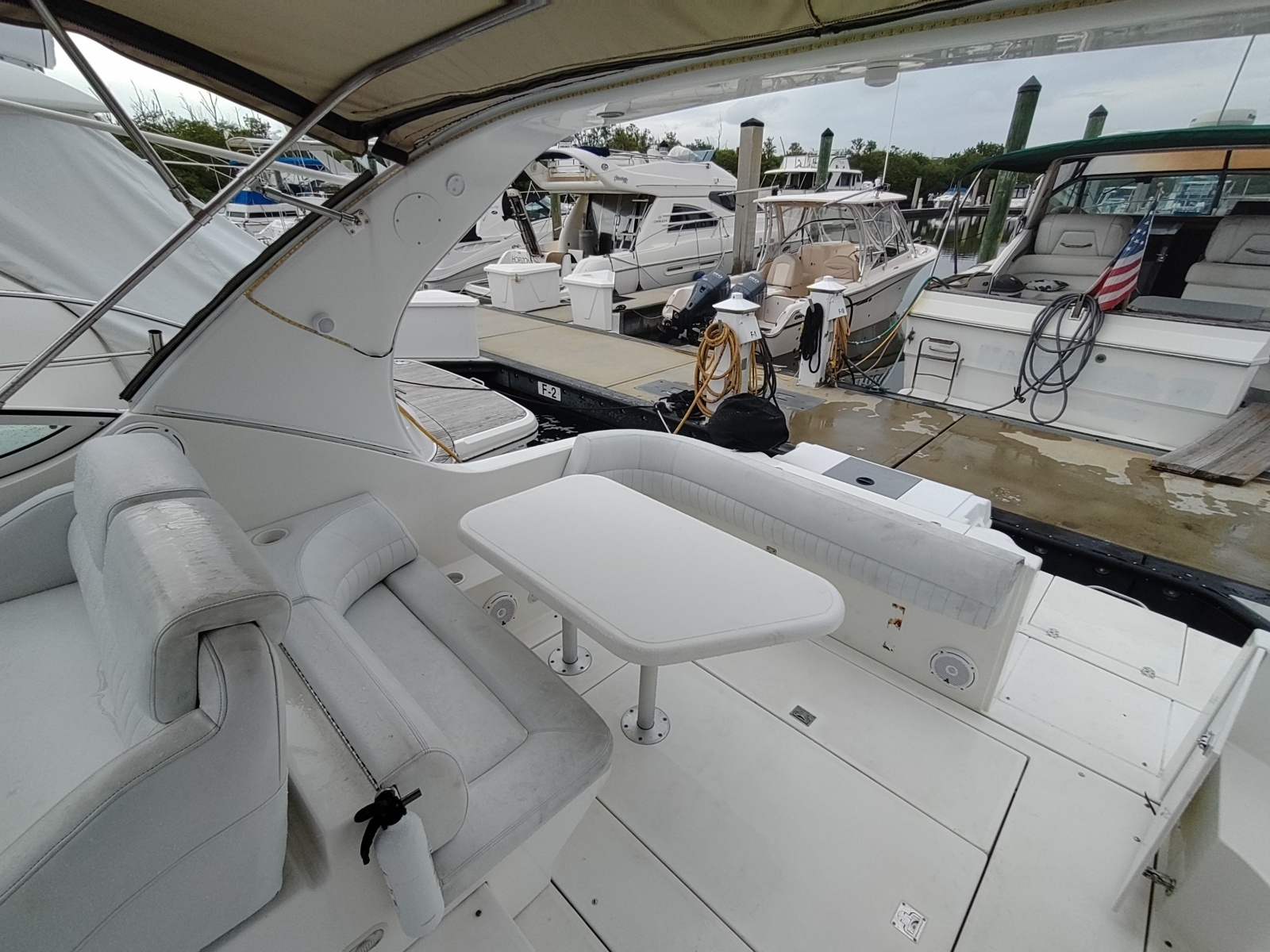2002 Cruisers Yachts 3372 Express