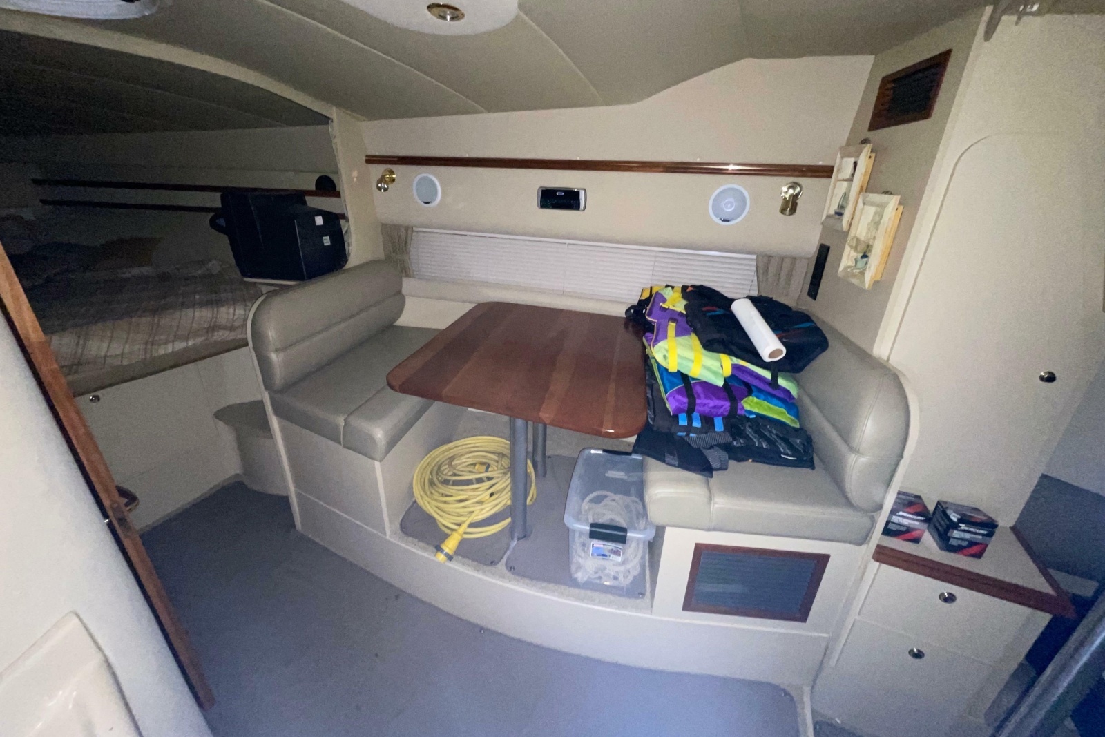 2002 Cruisers Yachts 3372 Express