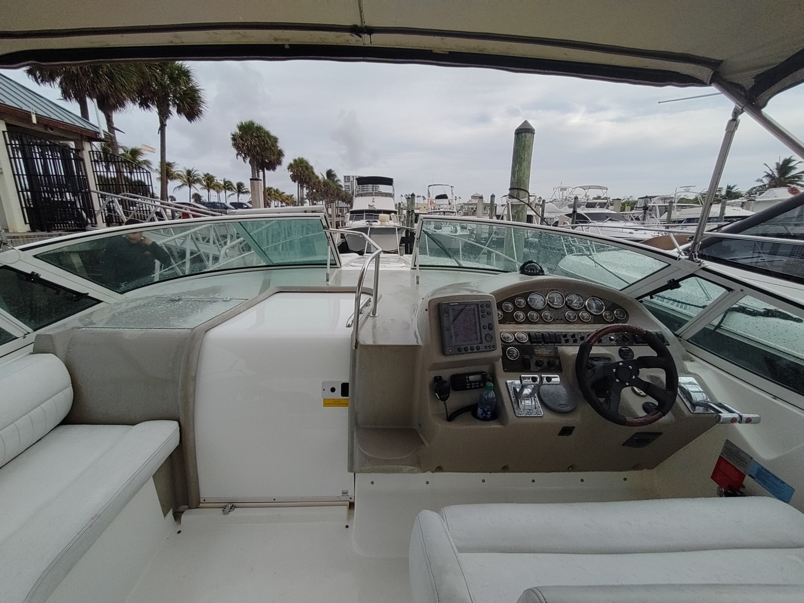 2002 Cruisers Yachts 3372 Express