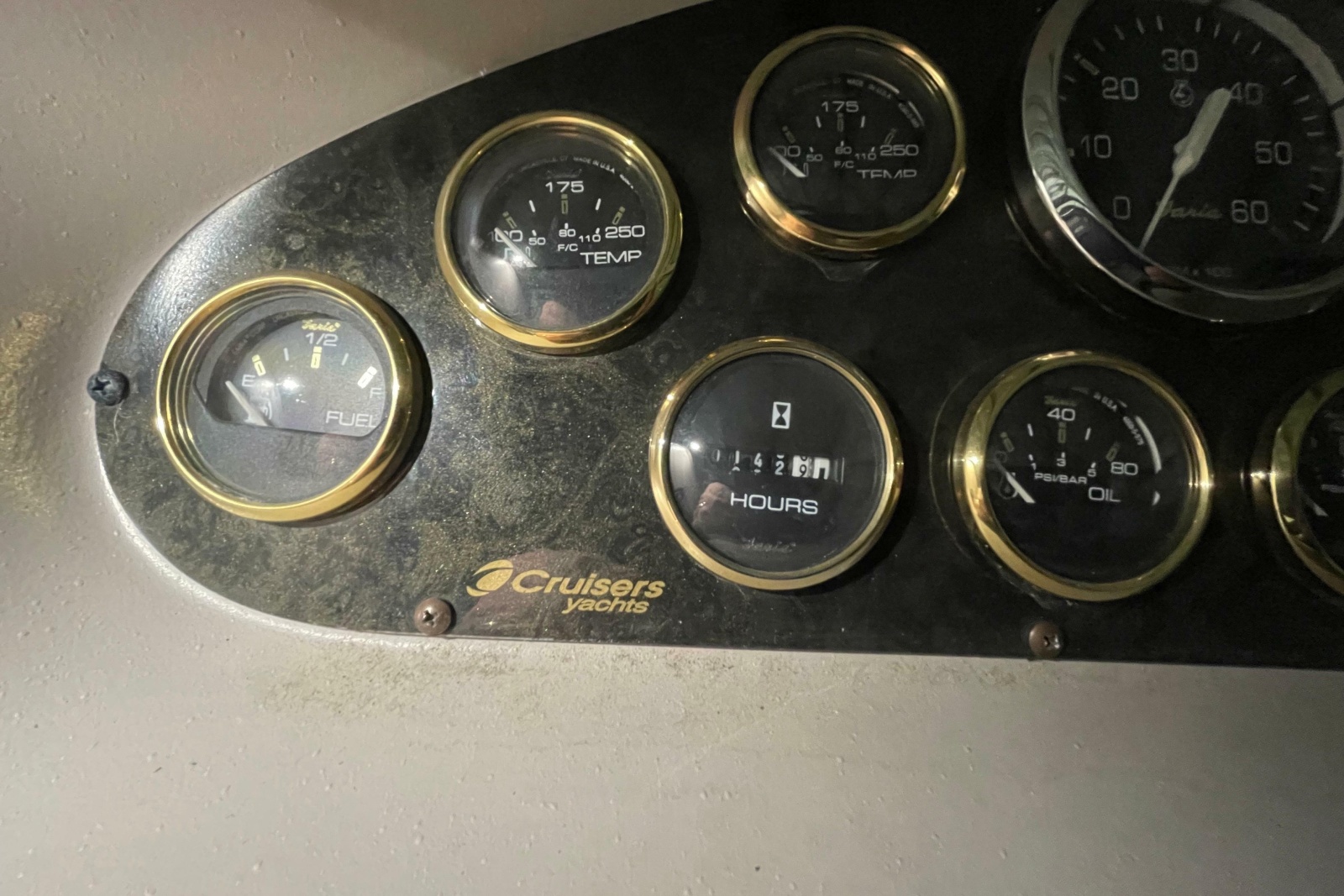 2002 Cruisers Yachts 3372 Express