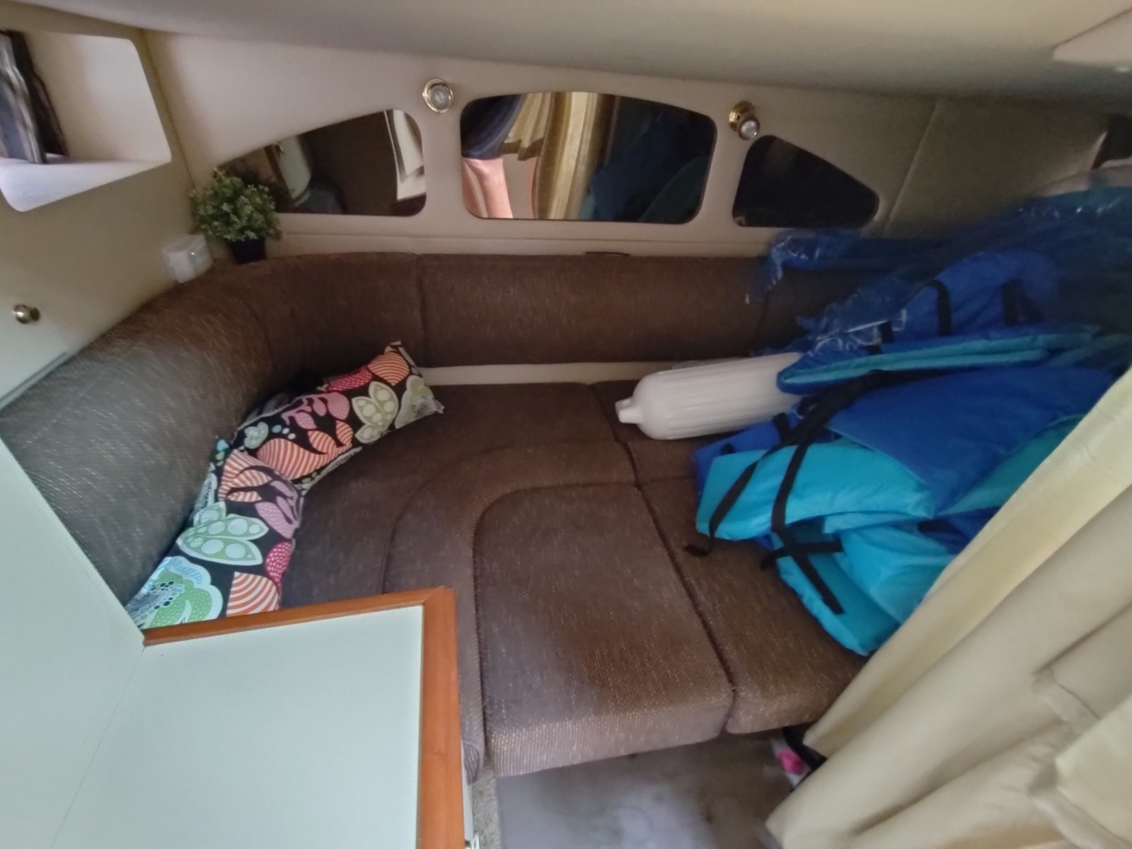 2002 Cruisers Yachts 3372 Express