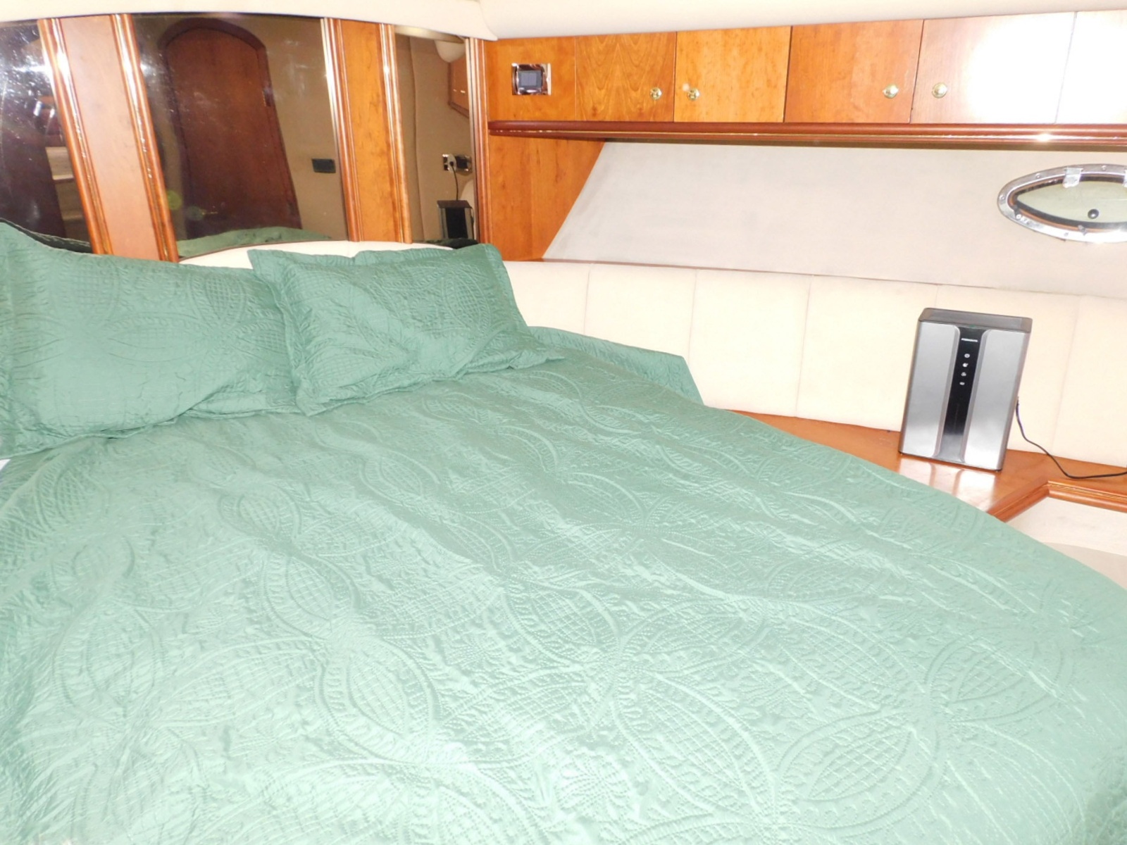 2001 Cruisers Yachts 4450 Express Motoryacht