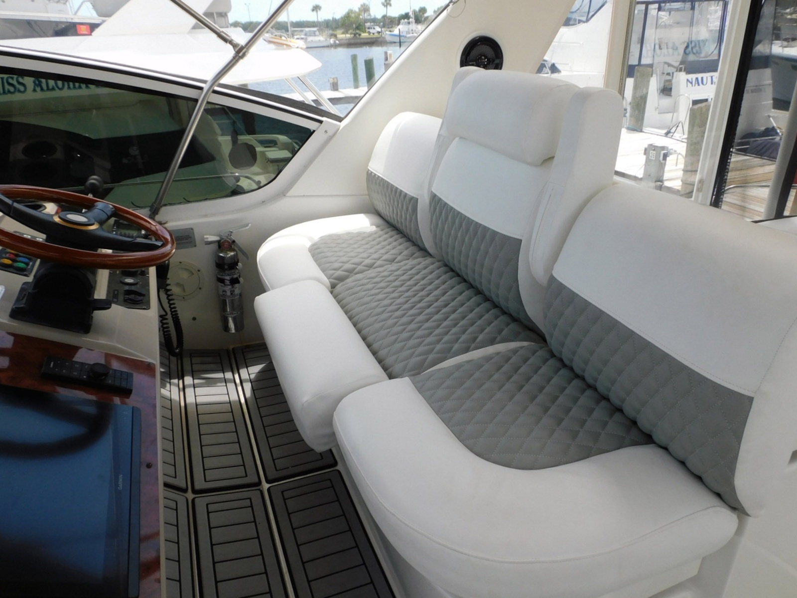 2001 Cruisers Yachts 4450 Express Motoryacht