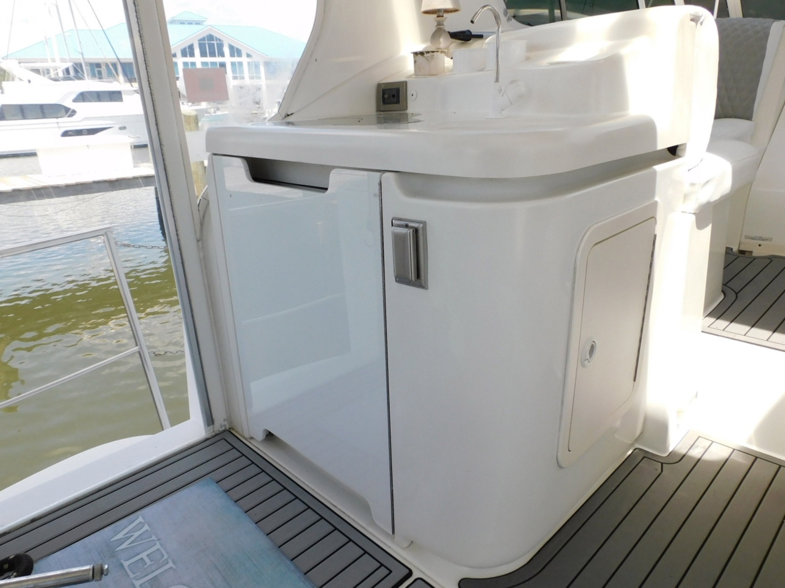 2001 Cruisers Yachts 4450 Express Motoryacht
