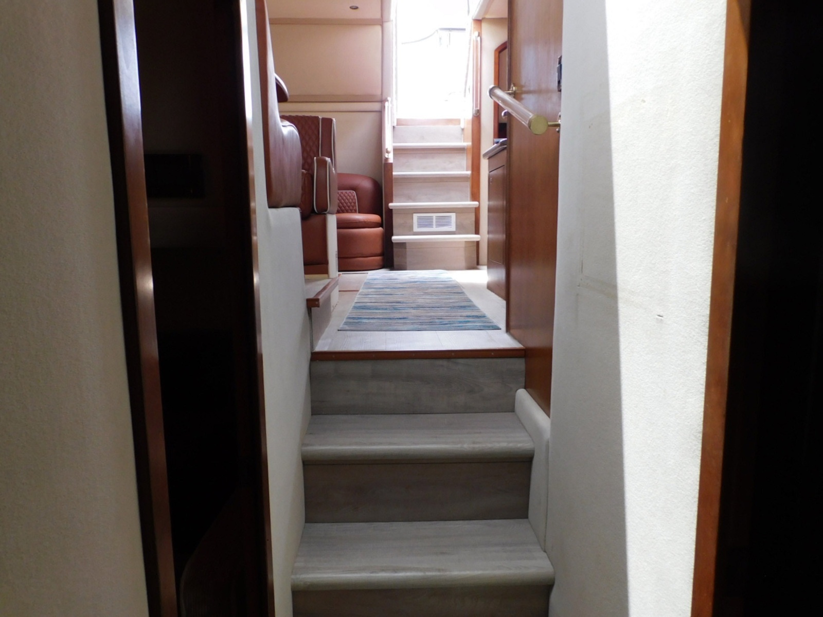 2001 Cruisers Yachts 4450 Express Motoryacht