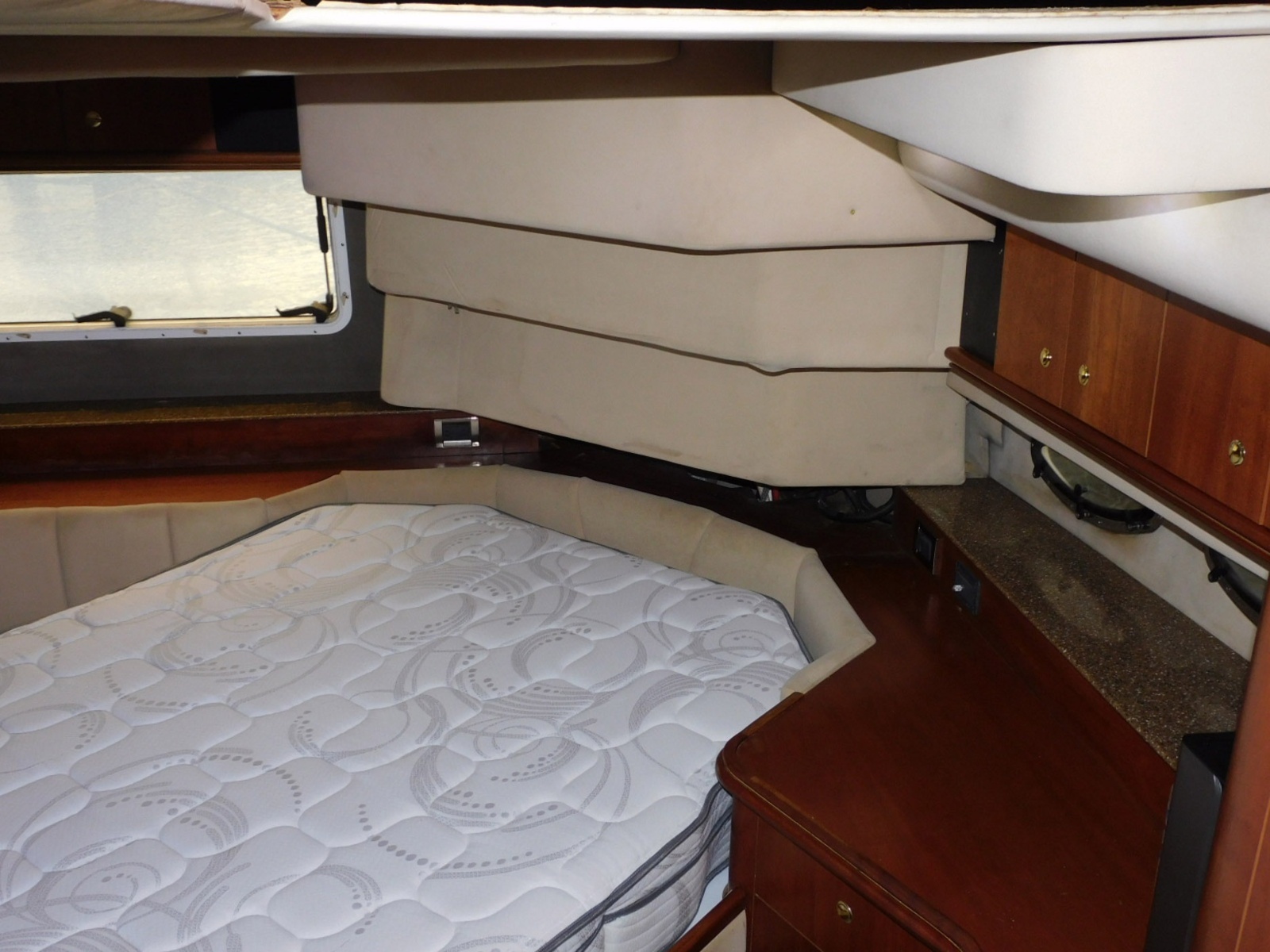 2001 Cruisers Yachts 4450 Express Motoryacht