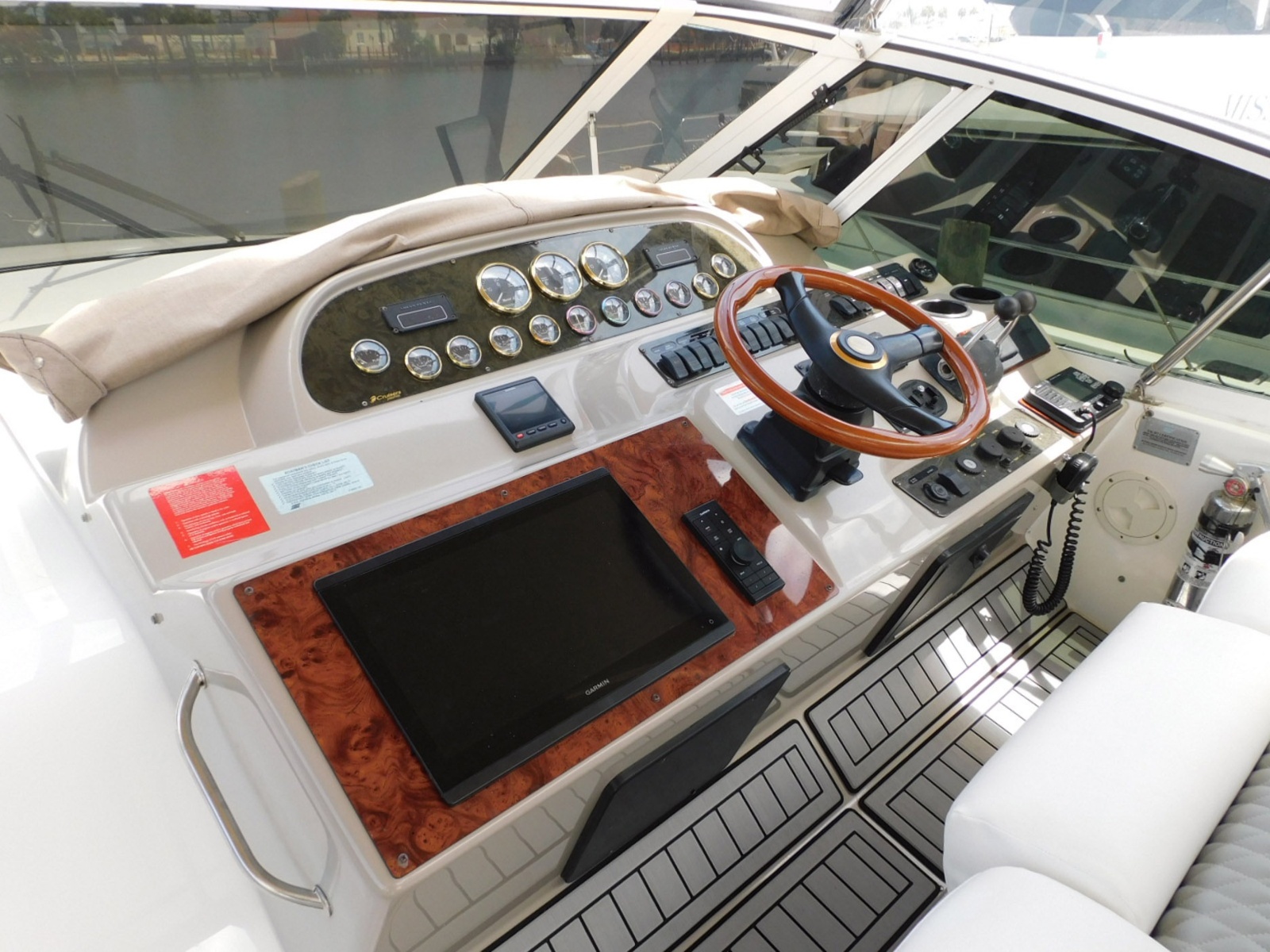 2001 Cruisers Yachts 4450 Express Motoryacht
