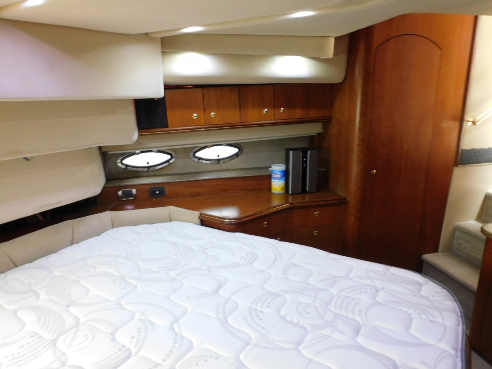 2001 Cruisers Yachts 4450 Express Motoryacht