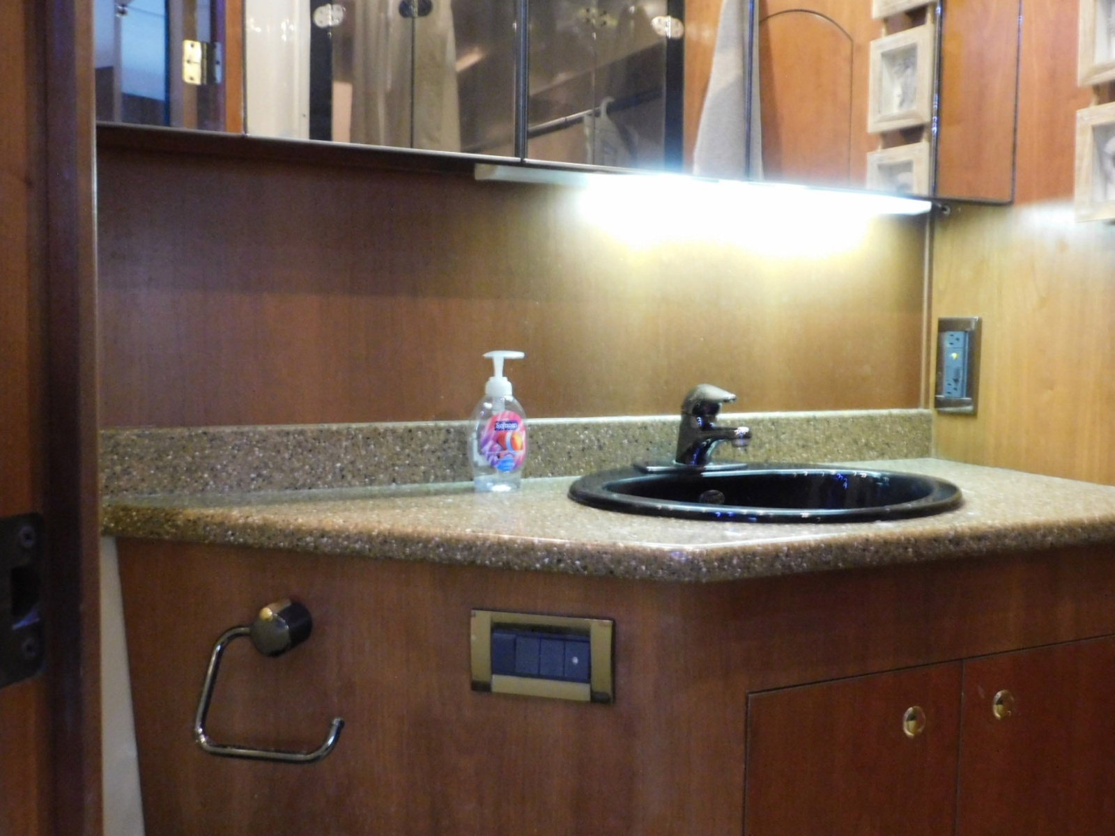 2001 Cruisers Yachts 4450 Express Motoryacht
