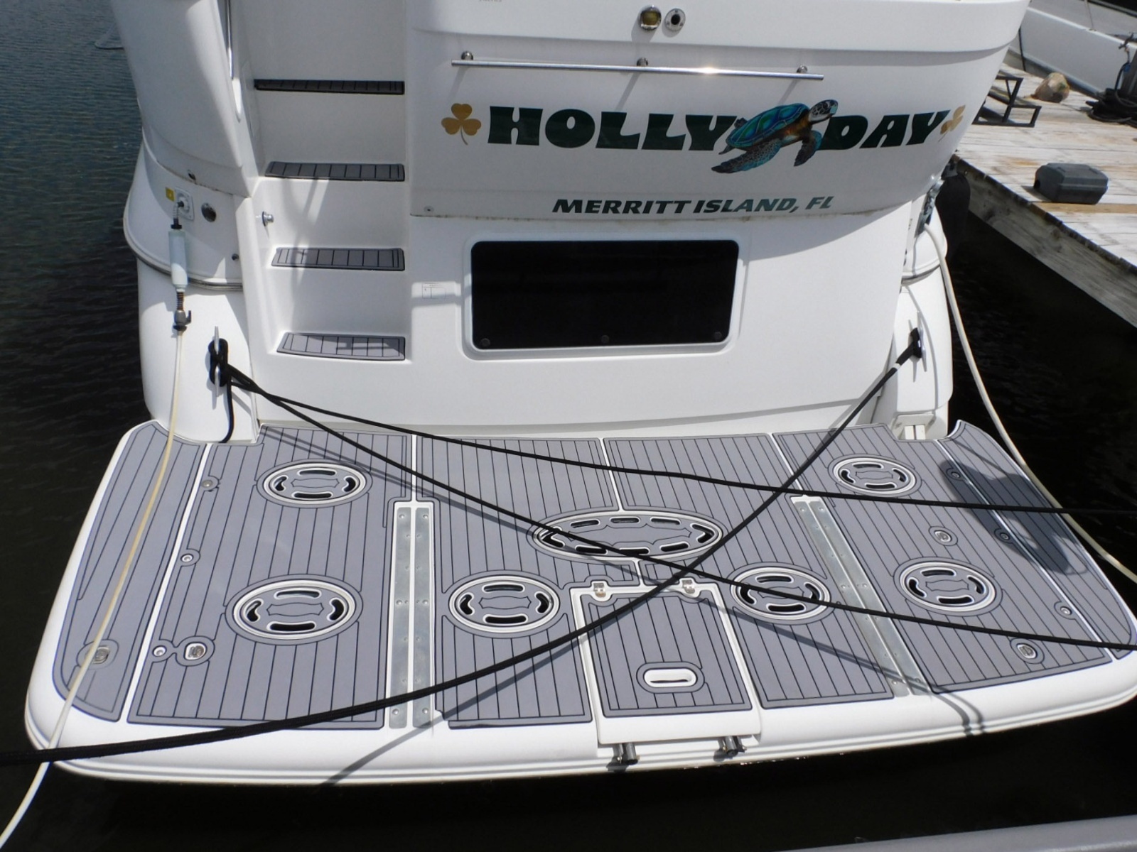 2001 Cruisers Yachts 4450 Express Motoryacht