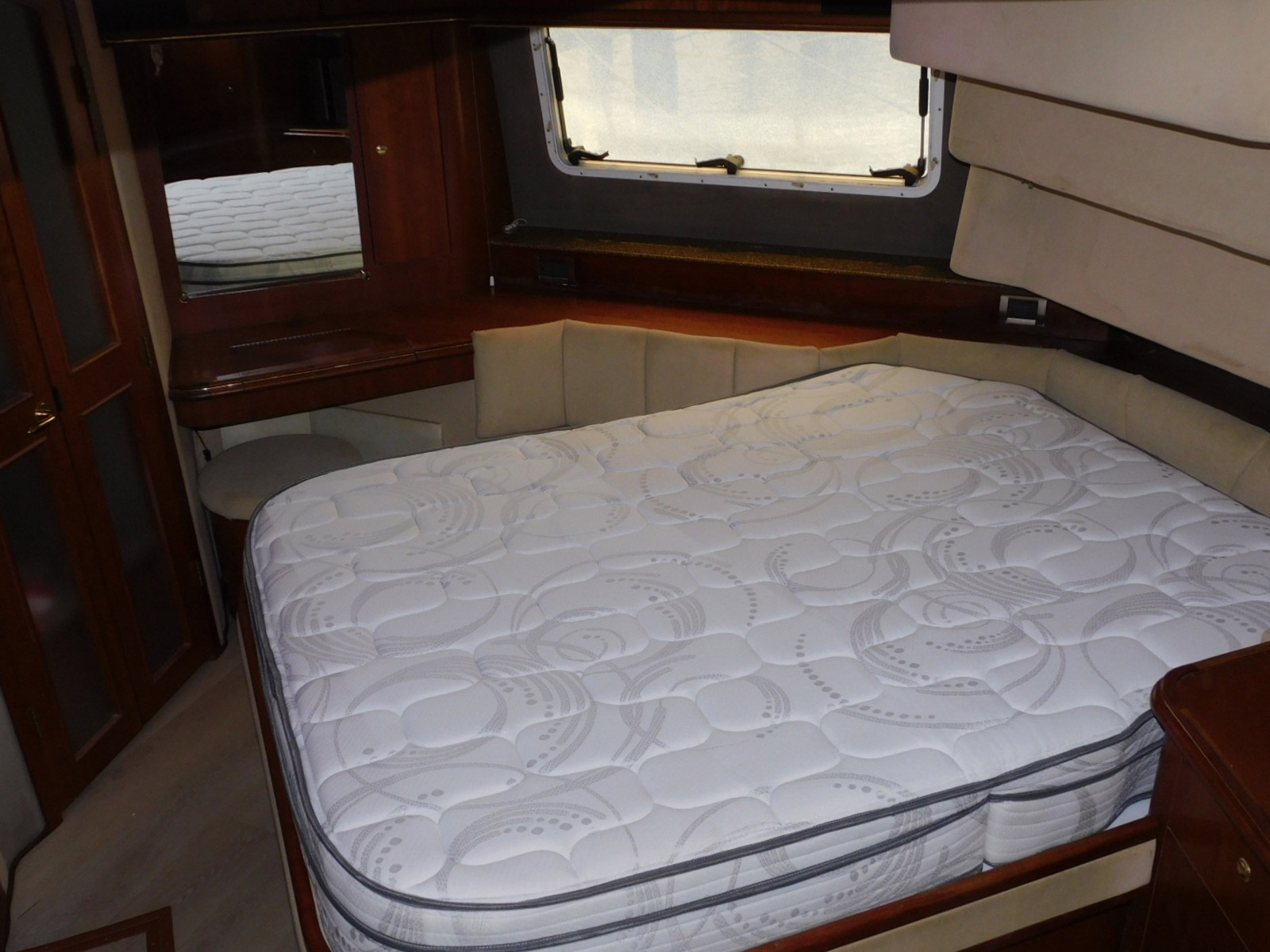 2001 Cruisers Yachts 4450 Express Motoryacht