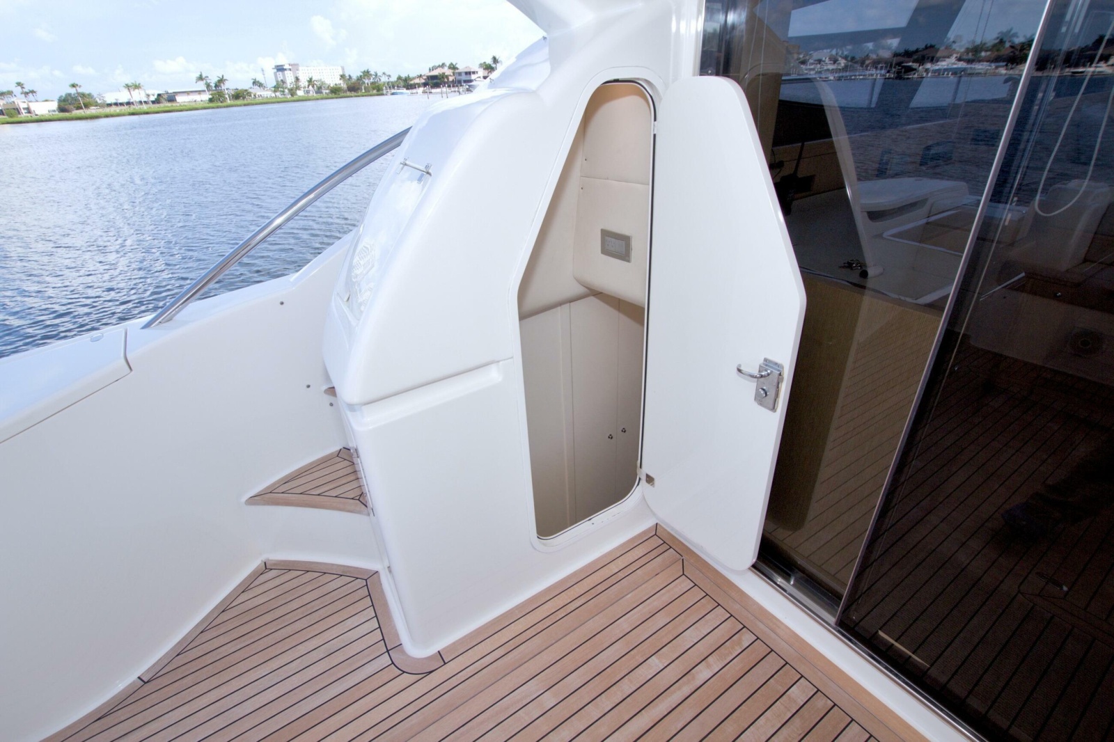 2014 Ferretti Yachts 620