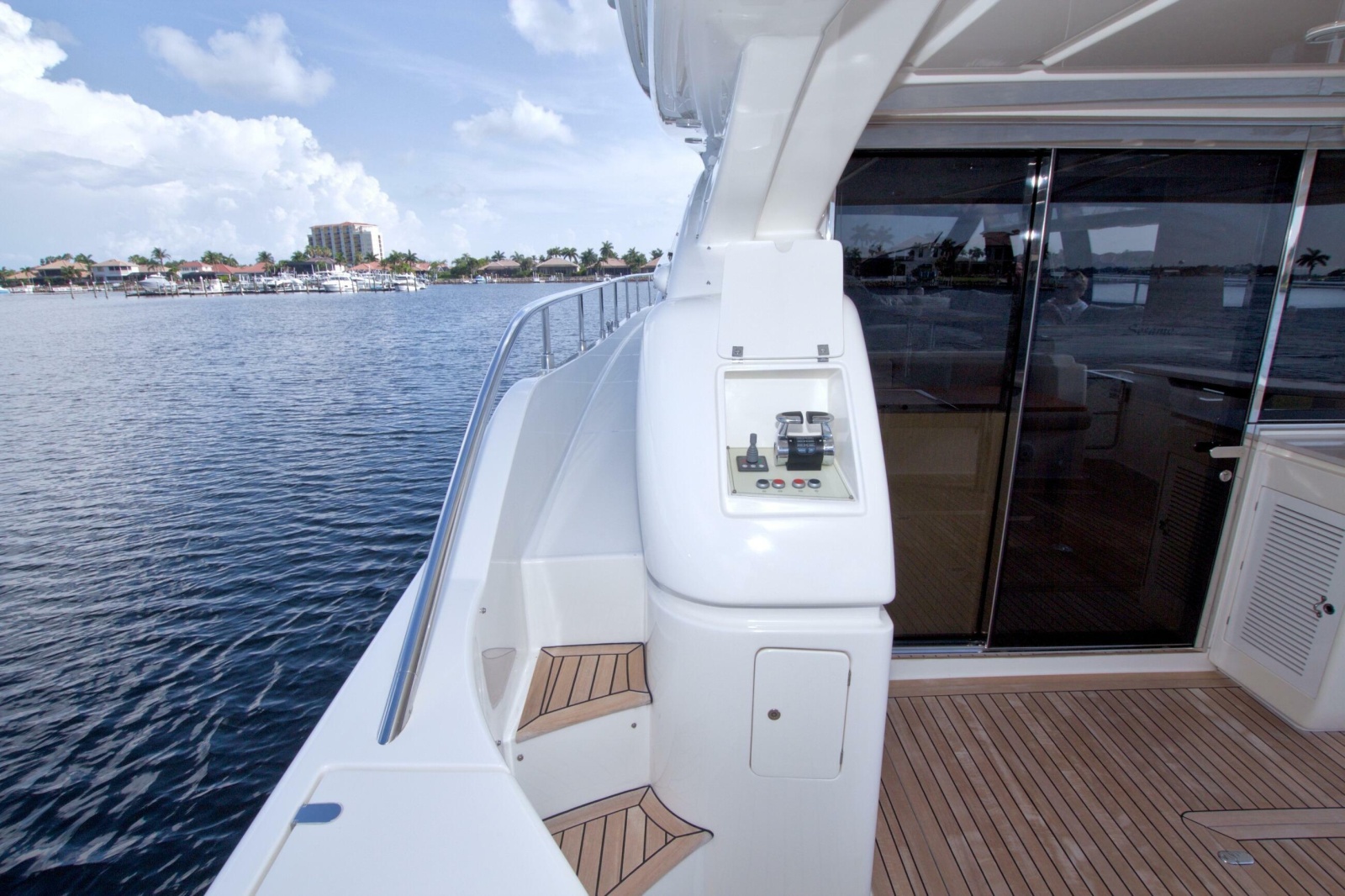 2014 Ferretti Yachts 620