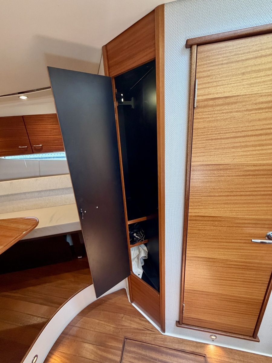 FAIS DO DO 41ft Pursuit Yacht For Sale
