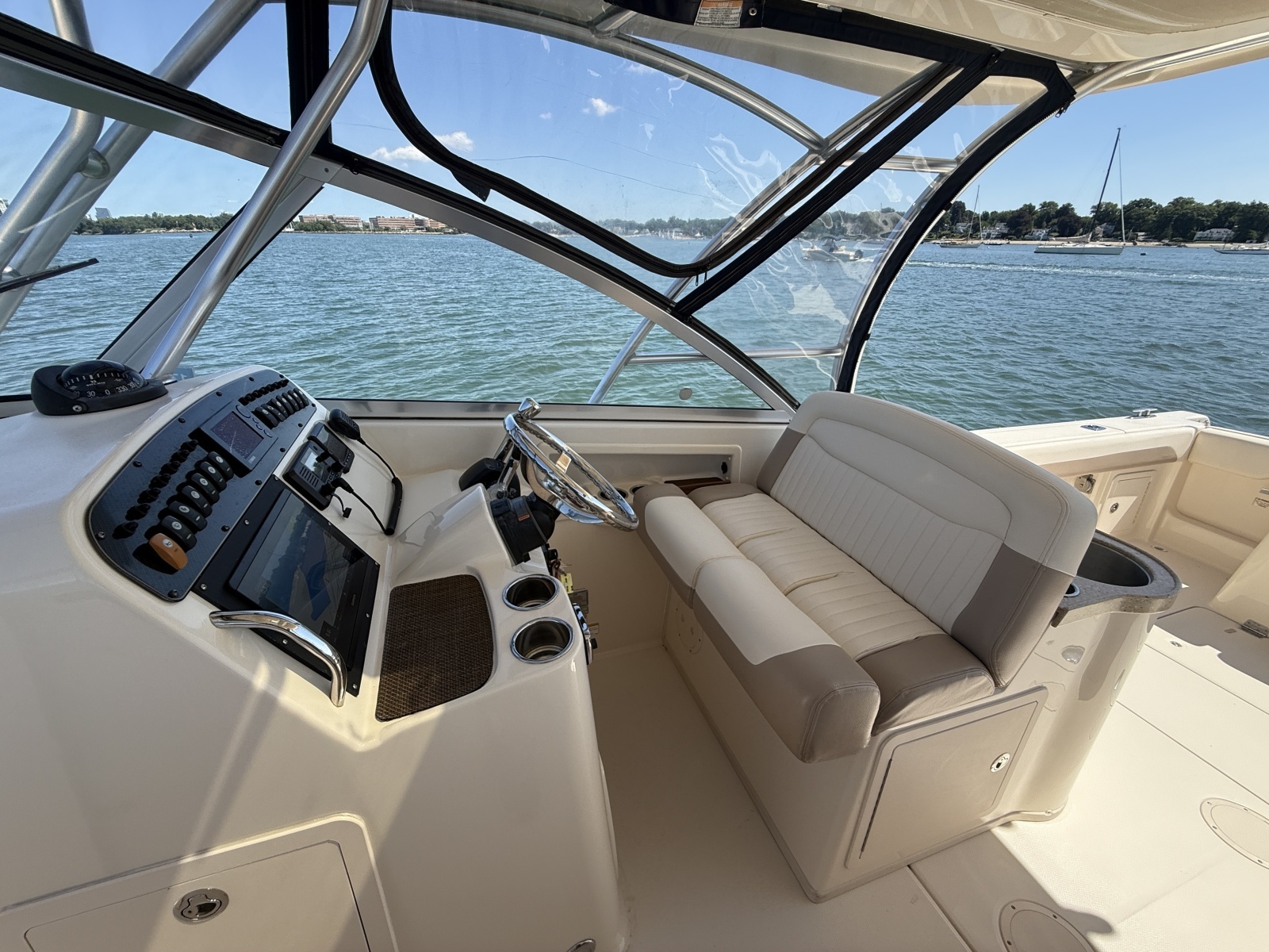 2014 Grady-White 307 Freedom
