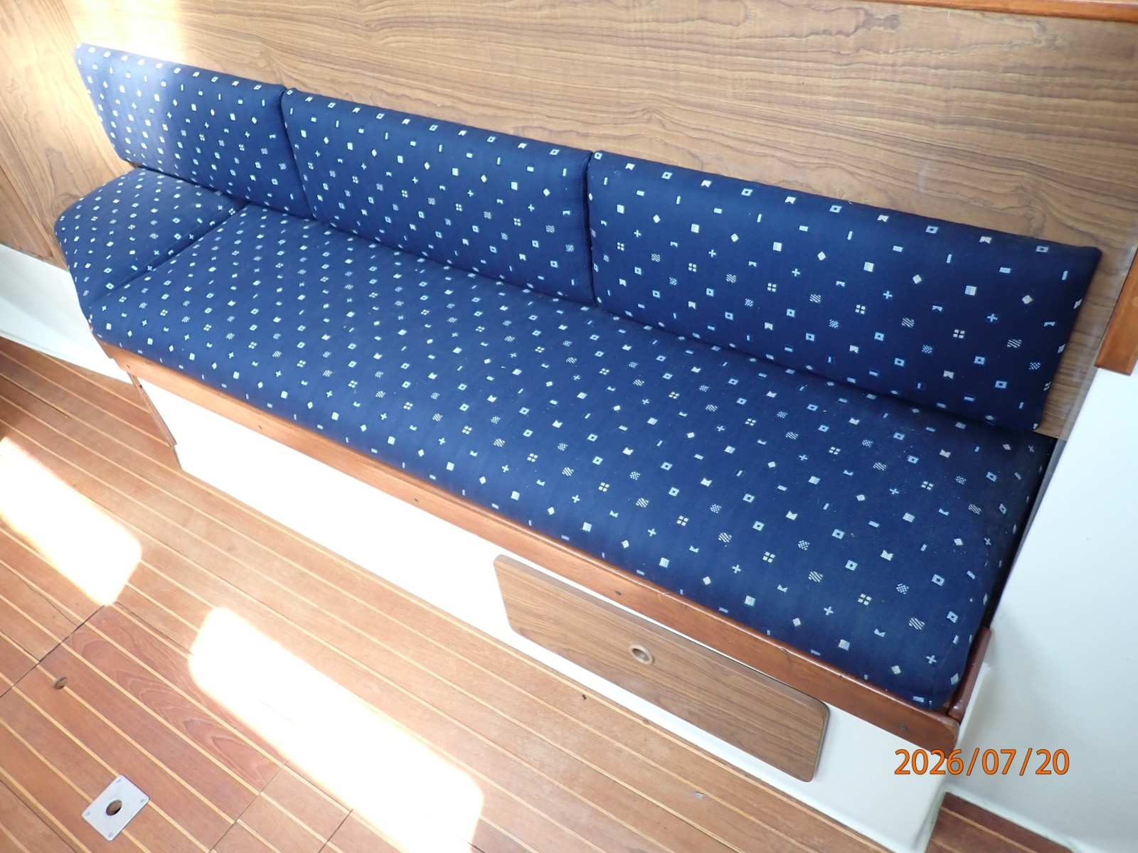 35' Pearson salon starboard seating