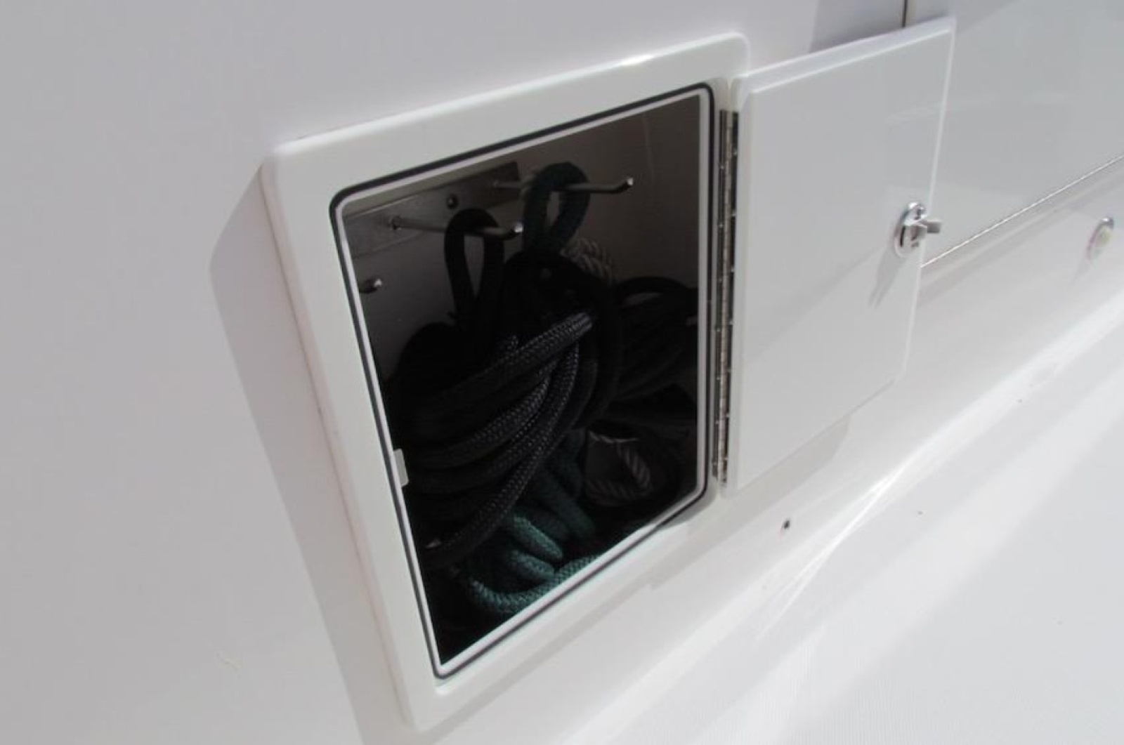2016 Everglades 435 Center Console