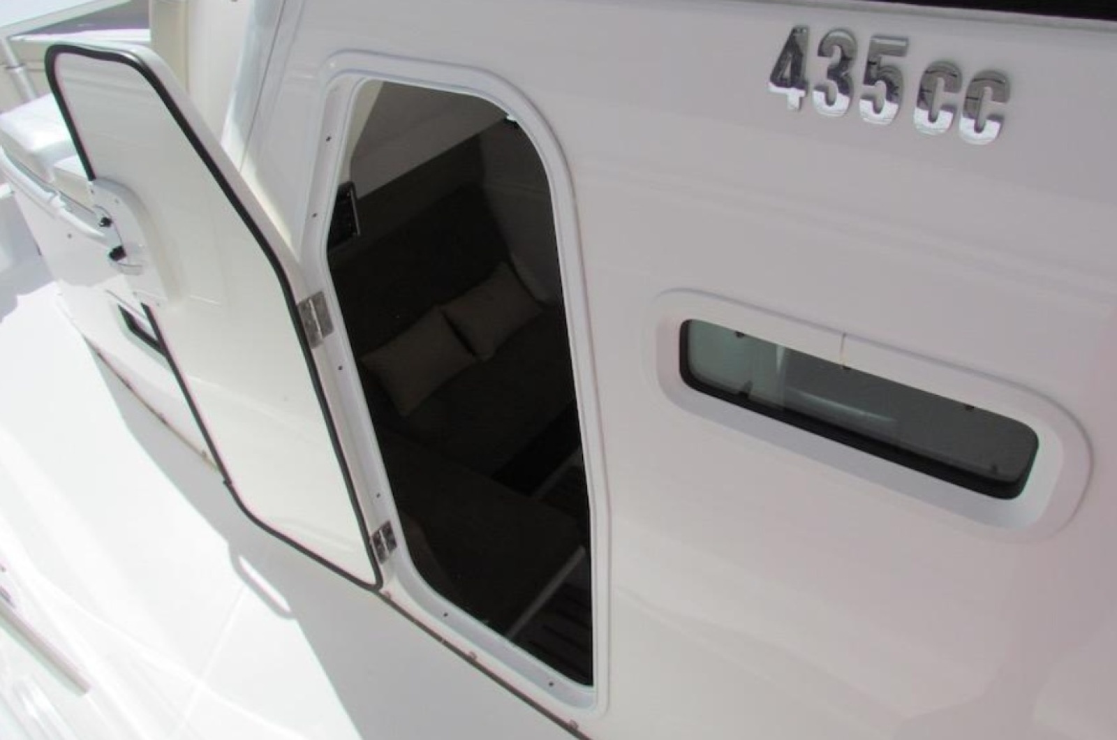 2016 Everglades 435 Center Console
