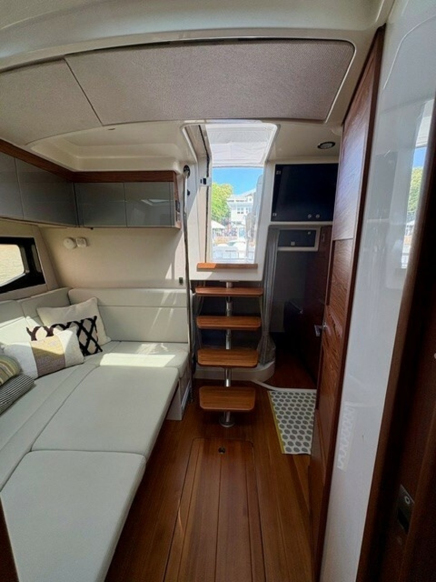 2021 Boston Whaler 405 Conques