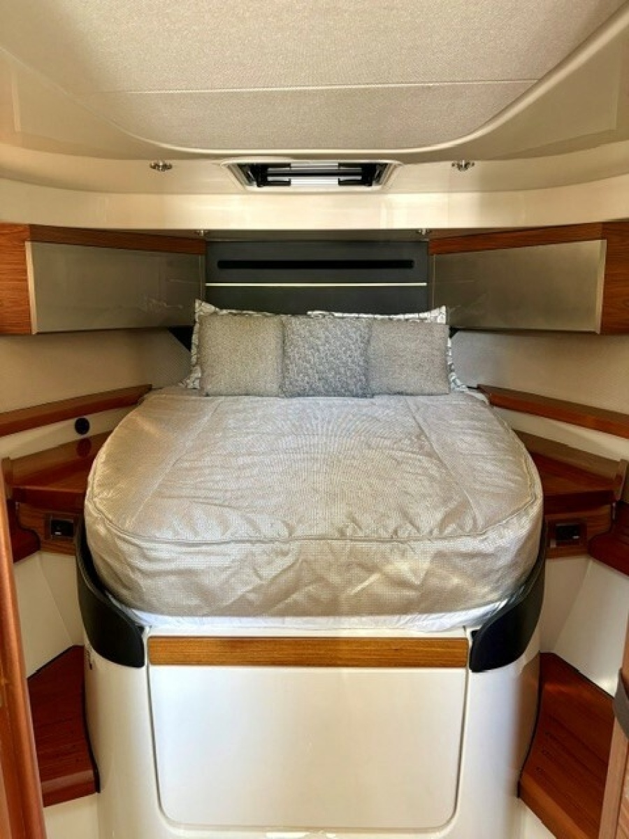 2021 Boston Whaler 405 Conques