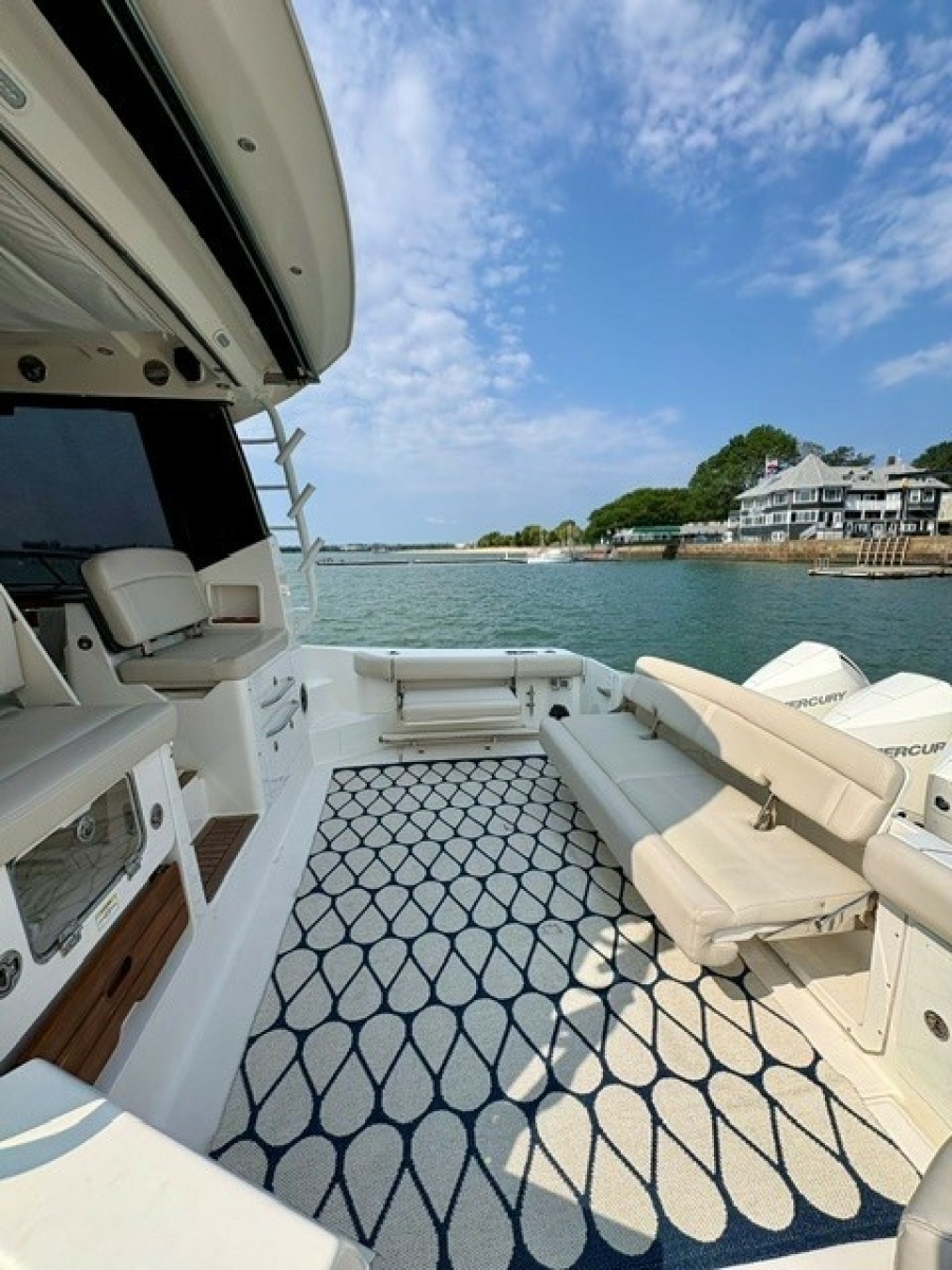 2021 Boston Whaler 405 Conques