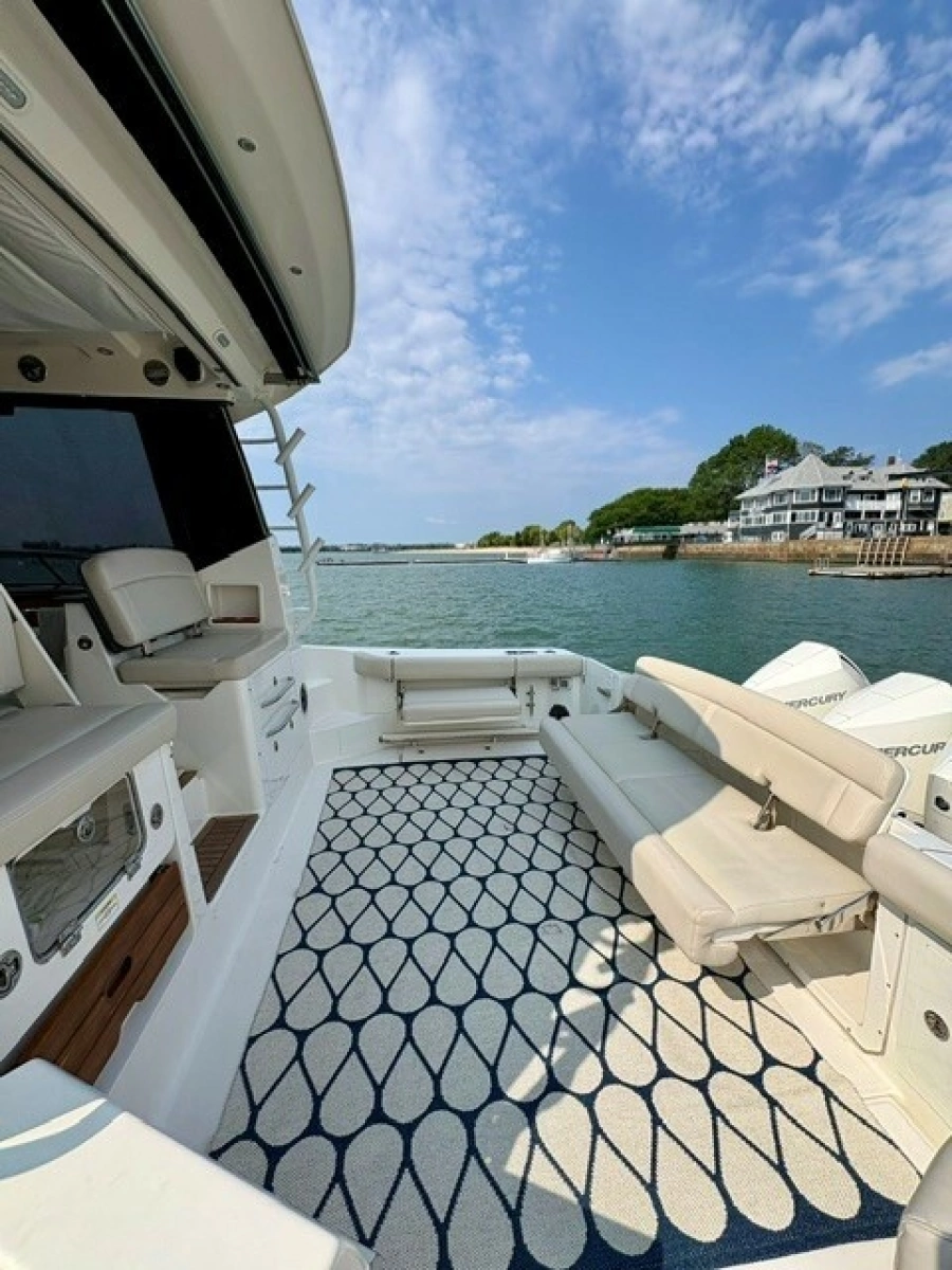 2021 Boston Whaler 405 Conquest