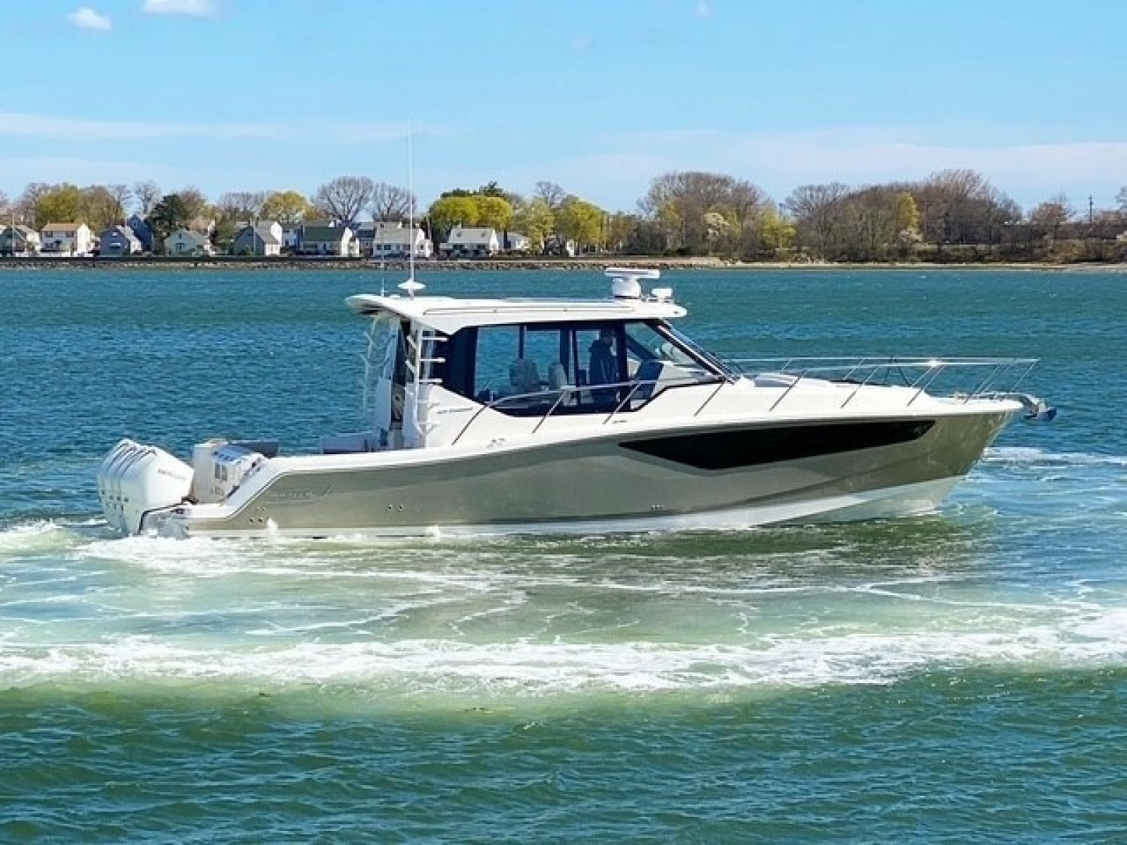 2021 Boston Whaler 405 Conques