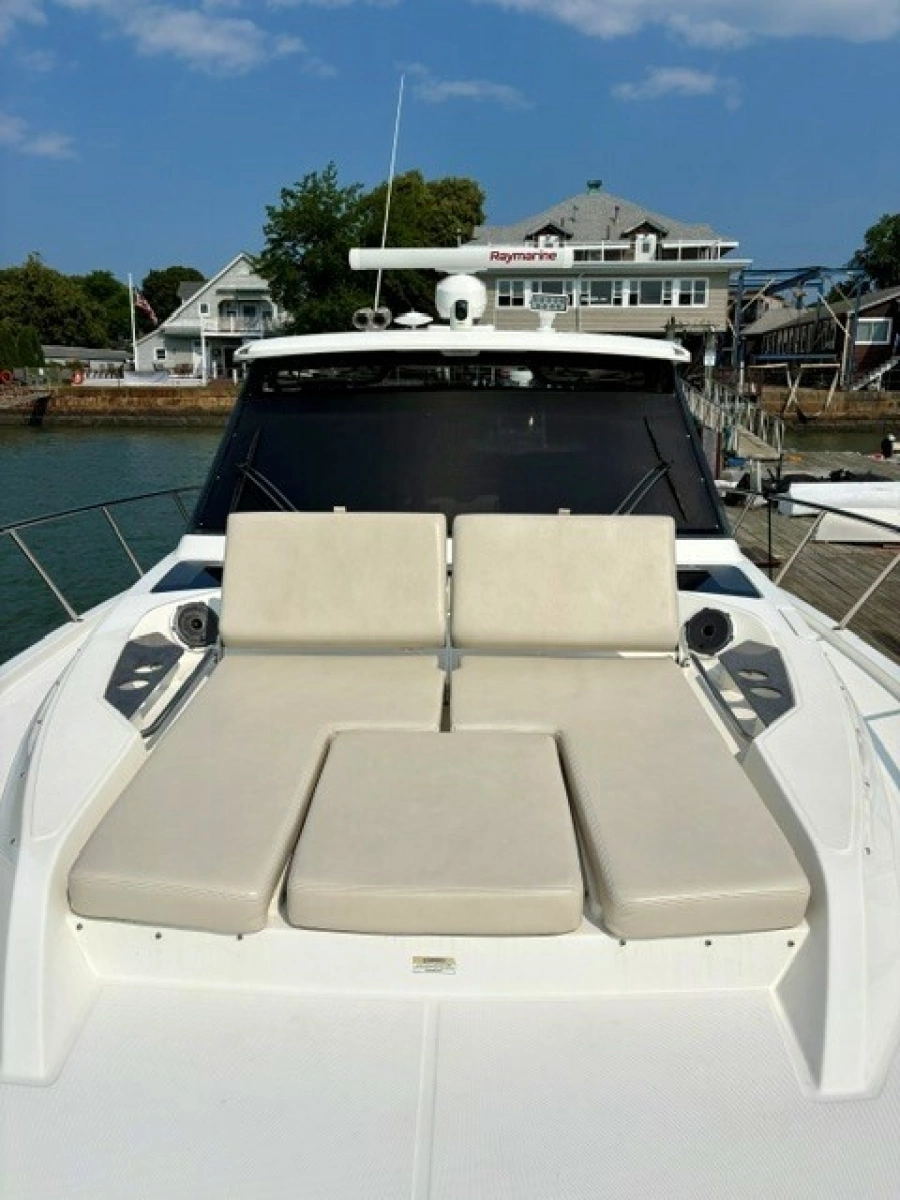 2021 Boston Whaler 405 Conquest