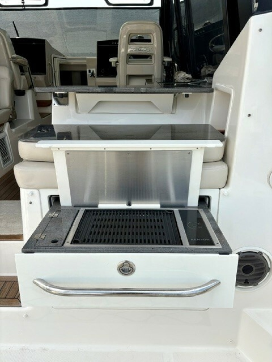 2021 Boston Whaler 405 Conques