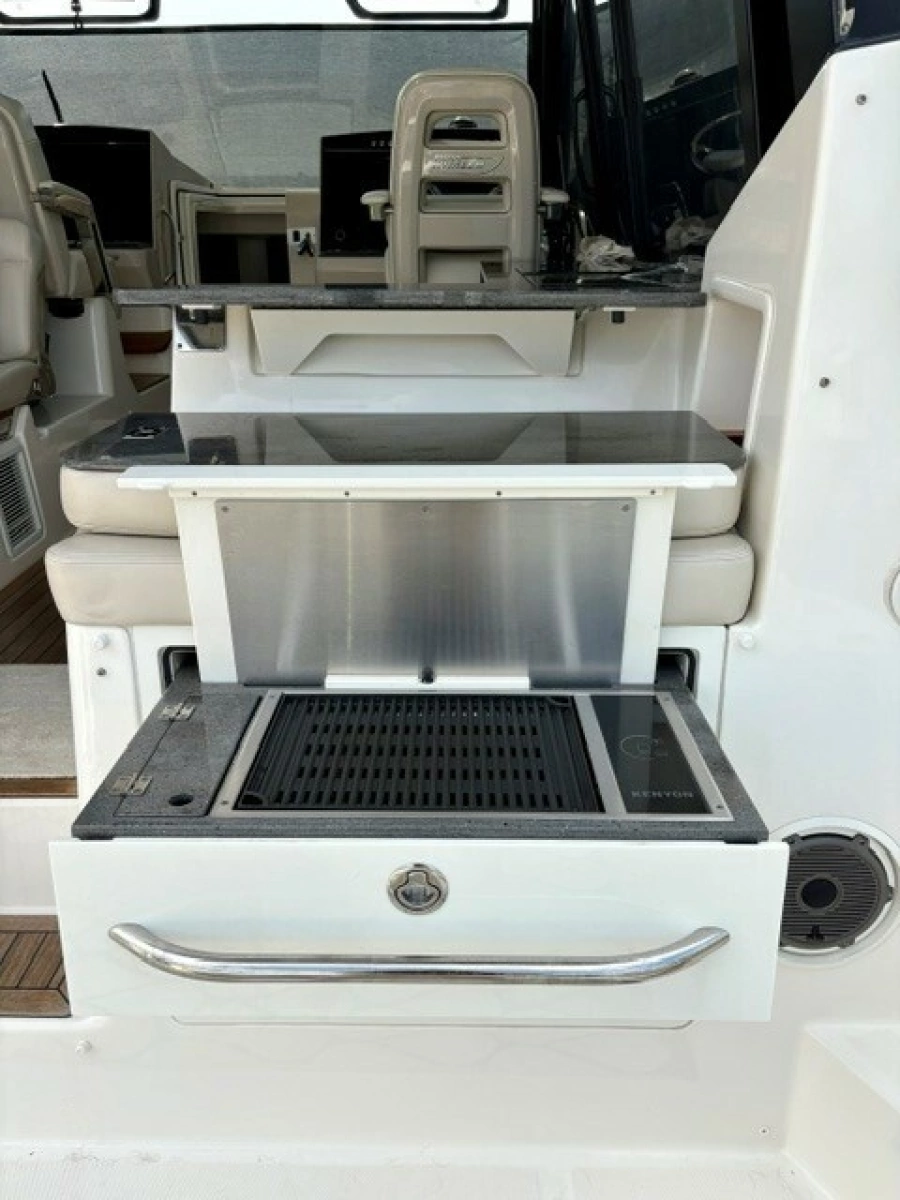 2021 Boston Whaler 405 Conquest