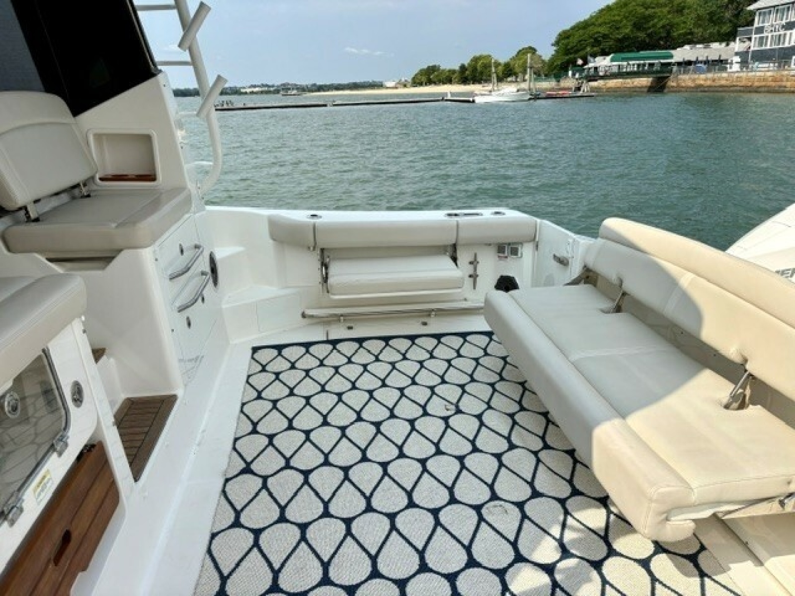 2021 Boston Whaler 405 Conques