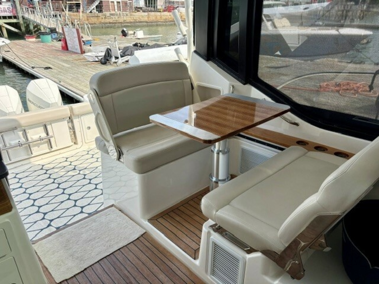 2021 Boston Whaler 405 Conques