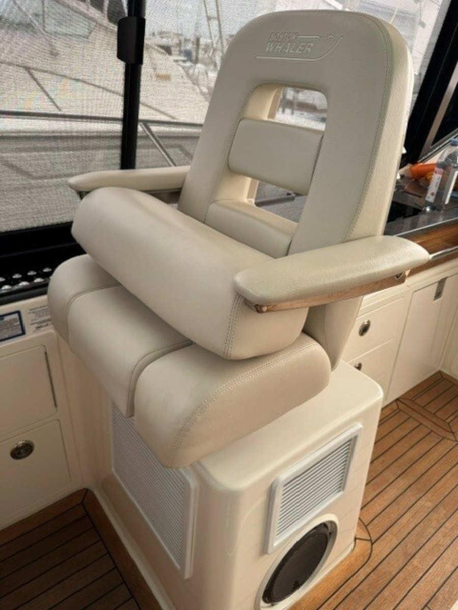 2021 Boston Whaler 405 Conques