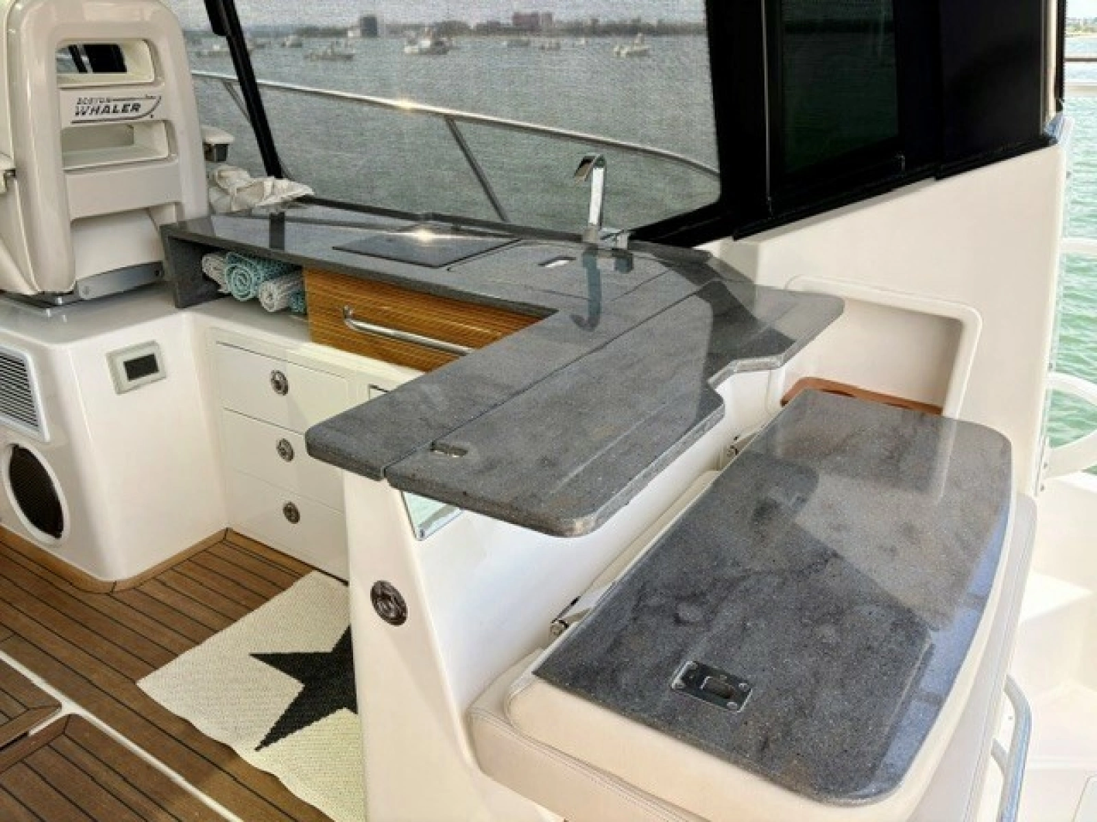 2021 Boston Whaler 405 Conquest